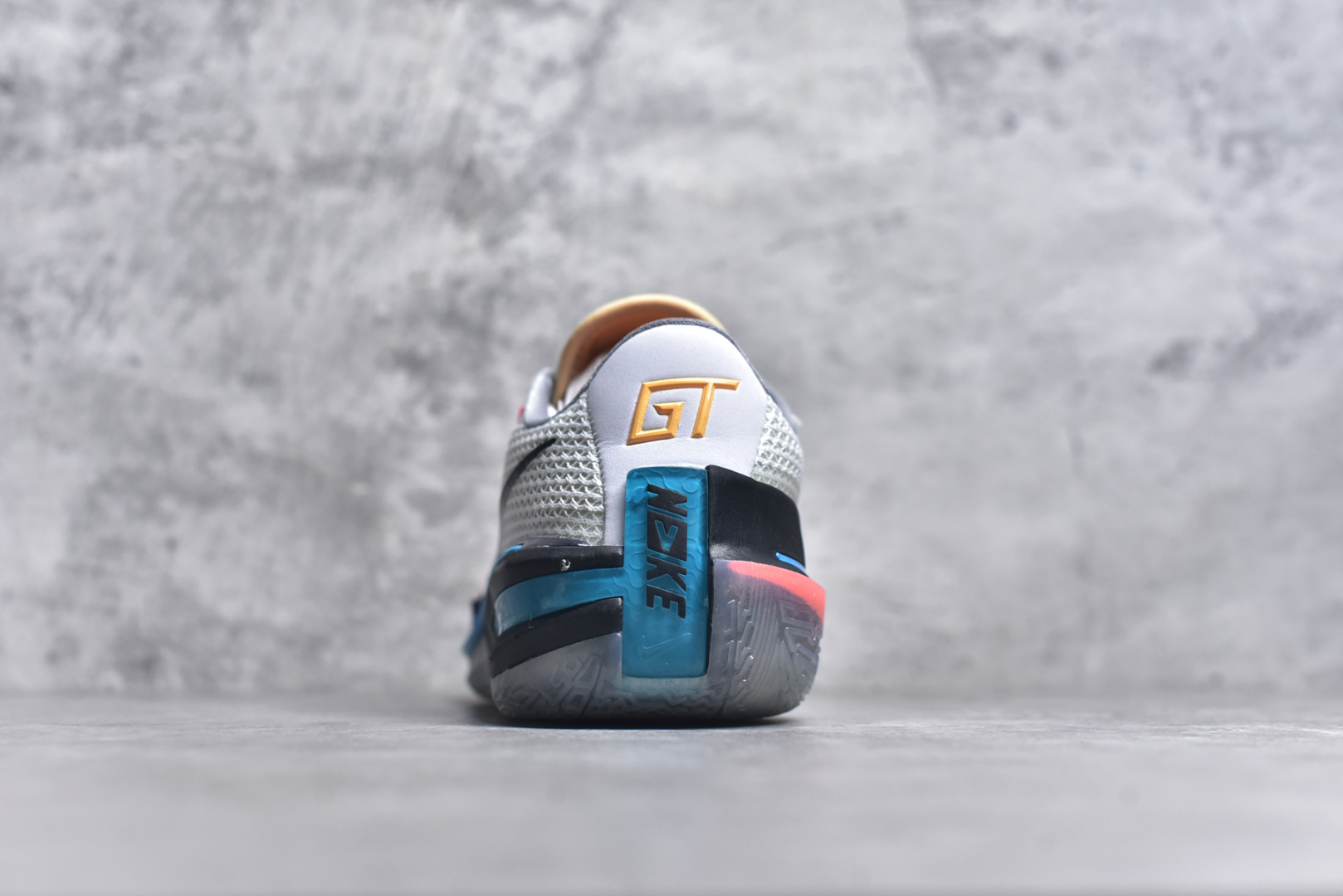 图片[5]-#公司级别 NK Air Zoom GT Cut 2 二代缓震实战篮球鞋 鞋身整体延续了初代GT Cut的流线造型 鞋面以特殊的半透明网状材质设计 整体颜值一如既往的耐看 侧面的Swoosh采用了TPU材质设计 整体设计十分简约 鞋舌上则带有\”Greater Than\”系列标志性的Logo 表明鞋款身份 此外后跟部分也选用了全新设计 将多层TPU进行叠加呈现 完善了1代后跟稳定性以及支撑性不足的问题 鞋底科技依旧是各位最关心的 内部依旧搭载了全掌的Zoom Strobel气垫 搭配置入式React中底以及后跟Zoom Air气垫完成设计 中部还带有特殊的镂空设计 尺码：40 40.5 41 42 42.5 43 44 44.5 45 46-选品中心