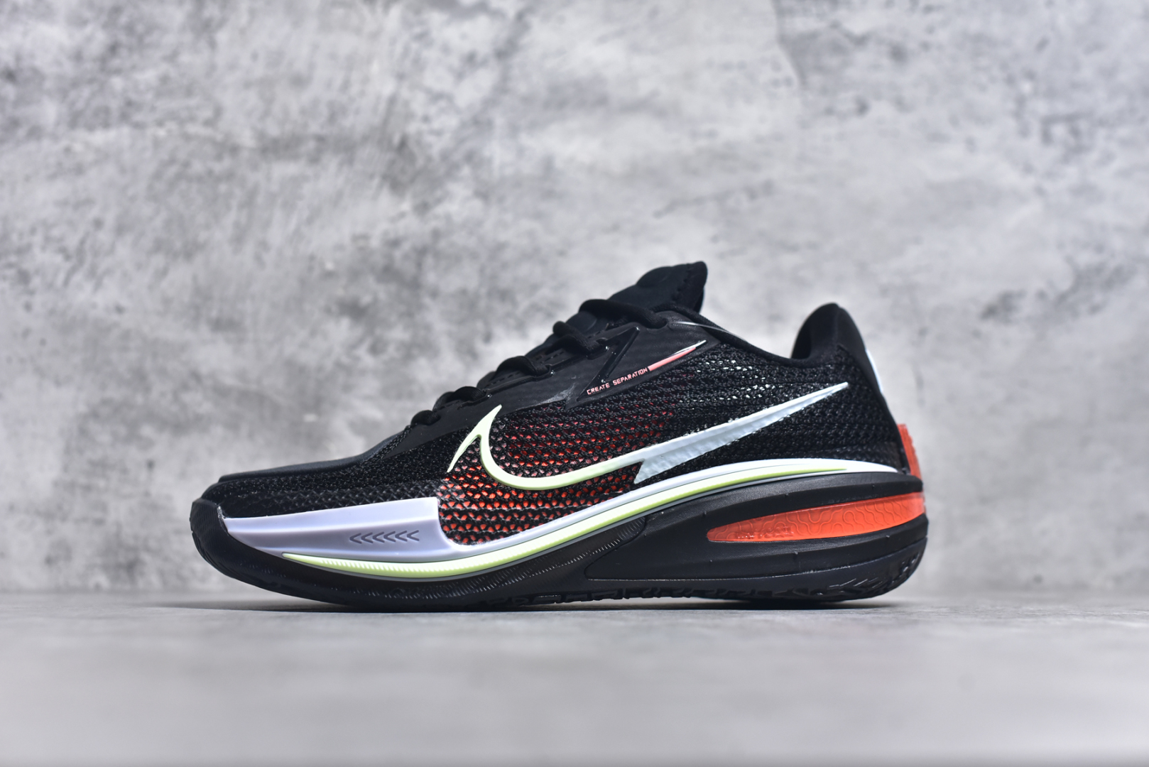 #公司级别 NK Air Zoom GT Cut 2 二代缓震实战篮球鞋 鞋身整体延续了初代GT Cut的流线造型 鞋面以特殊的半透明网状材质设计 整体颜值一如既往的耐看 侧面的Swoosh采用了TPU材质设计 整体设计十分简约 鞋舌上则带有\”Greater Than\”系列标志性的Logo 表明鞋款身份 此外后跟部分也选用了全新设计 将多层TPU进行叠加呈现 完善了1代后跟稳定性以及支撑性不足的问题 鞋底科技依旧是各位最关心的 内部依旧搭载了全掌的Zoom Strobel气垫 搭配置入式React中底以及后跟Zoom Air气垫完成设计 中部还带有特殊的镂空设计 尺码：40 40.5 41 42 42.5 43 44 44.5 45 46-选品中心