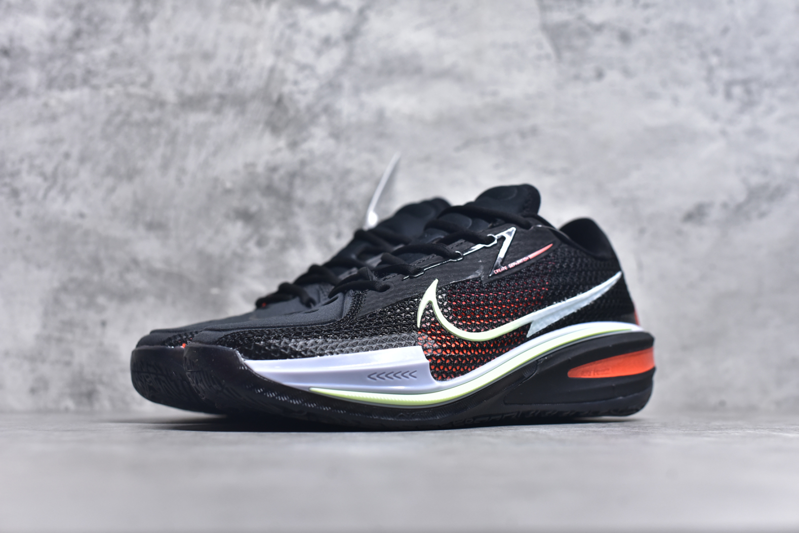 图片[2]-#公司级别 NK Air Zoom GT Cut 2 二代缓震实战篮球鞋 鞋身整体延续了初代GT Cut的流线造型 鞋面以特殊的半透明网状材质设计 整体颜值一如既往的耐看 侧面的Swoosh采用了TPU材质设计 整体设计十分简约 鞋舌上则带有\”Greater Than\”系列标志性的Logo 表明鞋款身份 此外后跟部分也选用了全新设计 将多层TPU进行叠加呈现 完善了1代后跟稳定性以及支撑性不足的问题 鞋底科技依旧是各位最关心的 内部依旧搭载了全掌的Zoom Strobel气垫 搭配置入式React中底以及后跟Zoom Air气垫完成设计 中部还带有特殊的镂空设计 尺码：40 40.5 41 42 42.5 43 44 44.5 45 46-选品中心