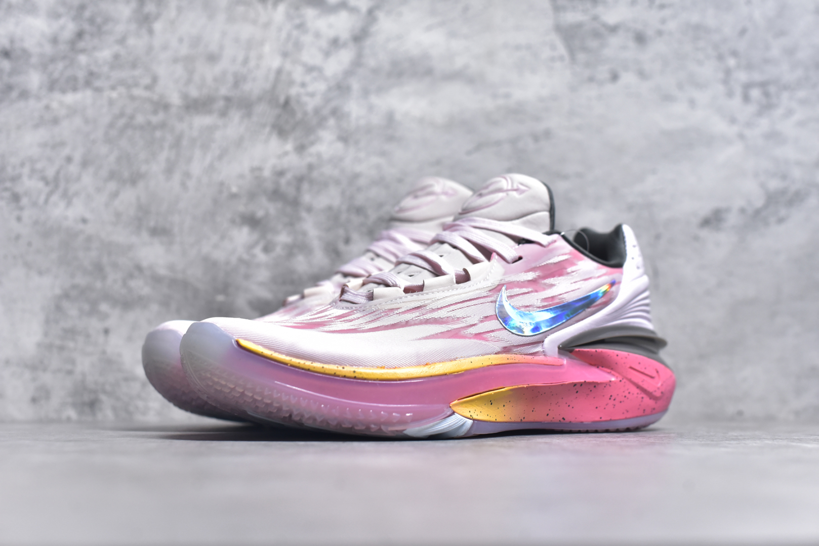 图片[2]-#公司级别 NK Air Zoom GT Cut 2 二代缓震实战篮球鞋 鞋身整体延续了初代GT Cut的流线造型 鞋面以特殊的半透明网状材质设计 整体颜值一如既往的耐看 侧面的Swoosh采用了TPU材质设计 整体设计十分简约 鞋舌上则带有\”Greater Than\”系列标志性的Logo 表明鞋款身份 此外后跟部分也选用了全新设计 将多层TPU进行叠加呈现 完善了1代后跟稳定性以及支撑性不足的问题 鞋底科技依旧是各位最关心的 内部依旧搭载了全掌的Zoom Strobel气垫 搭配置入式React中底以及后跟Zoom Air气垫完成设计 中部还带有特殊的镂空设计 尺码：40 40.5 41 42 42.5 43 44 44.5 45 46-选品中心