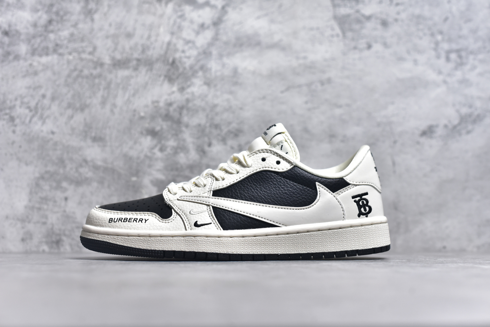 #Travis Scott x Nike Air Jordan 1 Low x BURBRRY Air Jordan 1 Low 反转白黑双小钩倒钩 性价比天花板 全鞋采用原装头层皮，用料扎实 精雕细琢 鞋型极致还原 飞翼3D打印改良 深度立体 四线中底拉帮皮料选材 钢印 背胶一应俱全 全新批次 原装原模大底全鞋原厂定制皮料，手感细腻正确折边工艺 完美细节诠释 货号：BB6588 316 H082AB# 尺码：36 36.5 37.5 38 38.5 39 40 40.5 41 42 42.5 43 44 44.5 45 46-选品中心