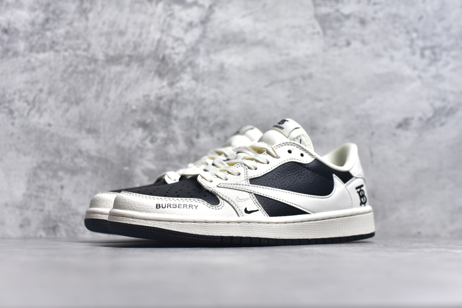 图片[2]-#Travis Scott x Nike Air Jordan 1 Low x BURBRRY Air Jordan 1 Low 反转白黑双小钩倒钩 性价比天花板 全鞋采用原装头层皮，用料扎实 精雕细琢 鞋型极致还原 飞翼3D打印改良 深度立体 四线中底拉帮皮料选材 钢印 背胶一应俱全 全新批次 原装原模大底全鞋原厂定制皮料，手感细腻正确折边工艺 完美细节诠释 货号：BB6588 316 H082AB# 尺码：36 36.5 37.5 38 38.5 39 40 40.5 41 42 42.5 43 44 44.5 45 46-选品中心