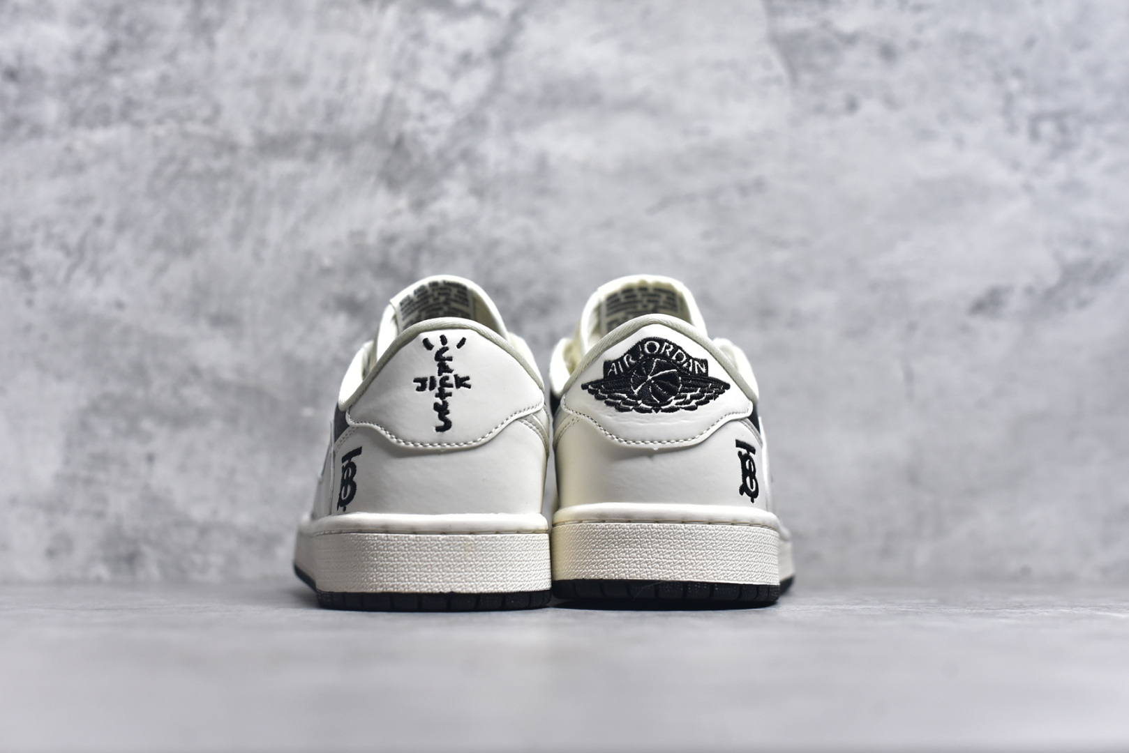 图片[5]-#Travis Scott x Nike Air Jordan 1 Low x BURBRRY Air Jordan 1 Low 反转白黑双小钩倒钩 性价比天花板 全鞋采用原装头层皮，用料扎实 精雕细琢 鞋型极致还原 飞翼3D打印改良 深度立体 四线中底拉帮皮料选材 钢印 背胶一应俱全 全新批次 原装原模大底全鞋原厂定制皮料，手感细腻正确折边工艺 完美细节诠释 货号：BB6588 316 H082AB# 尺码：36 36.5 37.5 38 38.5 39 40 40.5 41 42 42.5 43 44 44.5 45 46-选品中心