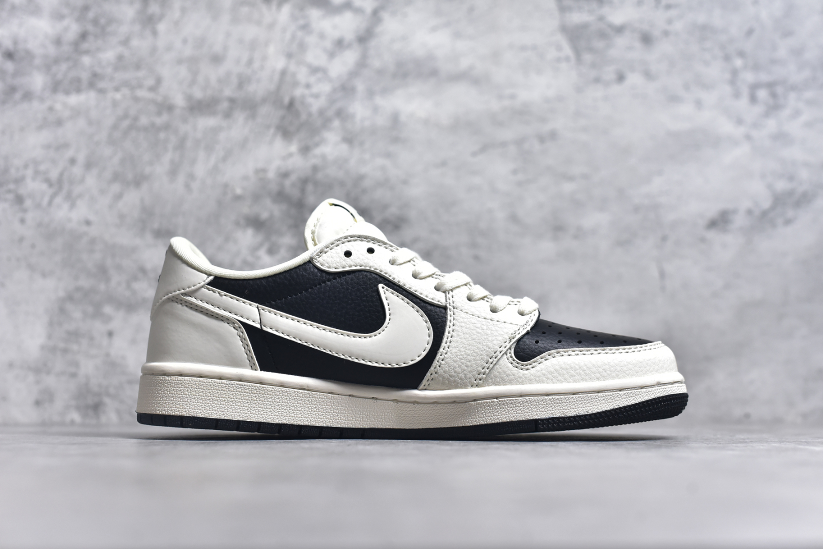 图片[3]-#Travis Scott x Nike Air Jordan 1 Low x BURBRRY Air Jordan 1 Low 反转白黑双小钩倒钩 性价比天花板 全鞋采用原装头层皮，用料扎实 精雕细琢 鞋型极致还原 飞翼3D打印改良 深度立体 四线中底拉帮皮料选材 钢印 背胶一应俱全 全新批次 原装原模大底全鞋原厂定制皮料，手感细腻正确折边工艺 完美细节诠释 货号：BB6588 316 H082AB# 尺码：36 36.5 37.5 38 38.5 39 40 40.5 41 42 42.5 43 44 44.5 45 46-选品中心