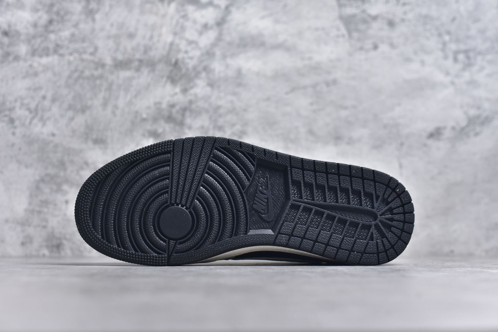 图片[6]-#Travis Scott x Nike Air Jordan 1 Low x BURBRRY Air Jordan 1 Low 反转白黑双小钩倒钩 性价比天花板 全鞋采用原装头层皮，用料扎实 精雕细琢 鞋型极致还原 飞翼3D打印改良 深度立体 四线中底拉帮皮料选材 钢印 背胶一应俱全 全新批次 原装原模大底全鞋原厂定制皮料，手感细腻正确折边工艺 完美细节诠释 货号：BB6588 316 H082AB# 尺码：36 36.5 37.5 38 38.5 39 40 40.5 41 42 42.5 43 44 44.5 45 46-选品中心