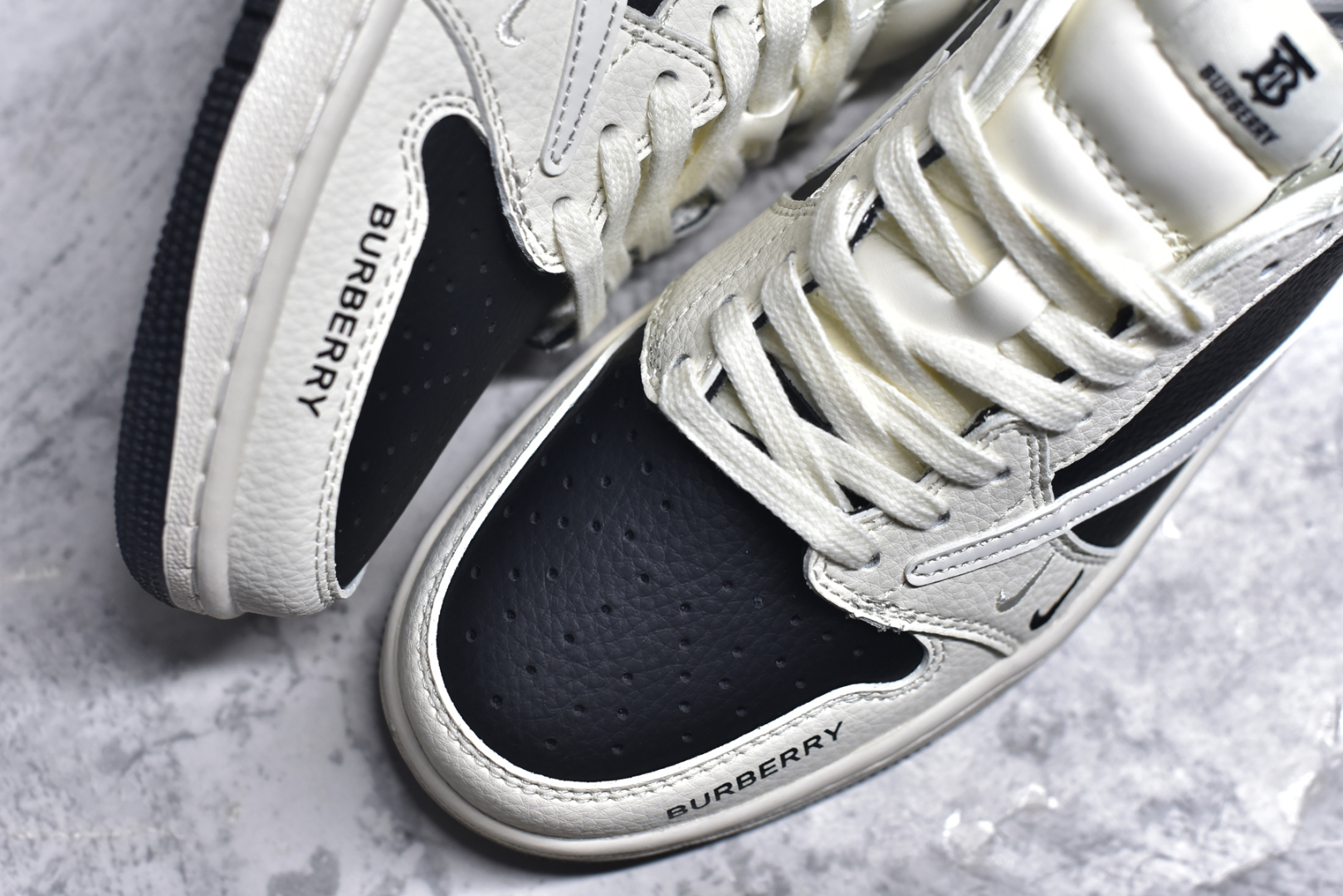 图片[8]-#Travis Scott x Nike Air Jordan 1 Low x BURBRRY Air Jordan 1 Low 反转白黑双小钩倒钩 性价比天花板 全鞋采用原装头层皮，用料扎实 精雕细琢 鞋型极致还原 飞翼3D打印改良 深度立体 四线中底拉帮皮料选材 钢印 背胶一应俱全 全新批次 原装原模大底全鞋原厂定制皮料，手感细腻正确折边工艺 完美细节诠释 货号：BB6588 316 H082AB# 尺码：36 36.5 37.5 38 38.5 39 40 40.5 41 42 42.5 43 44 44.5 45 46-选品中心