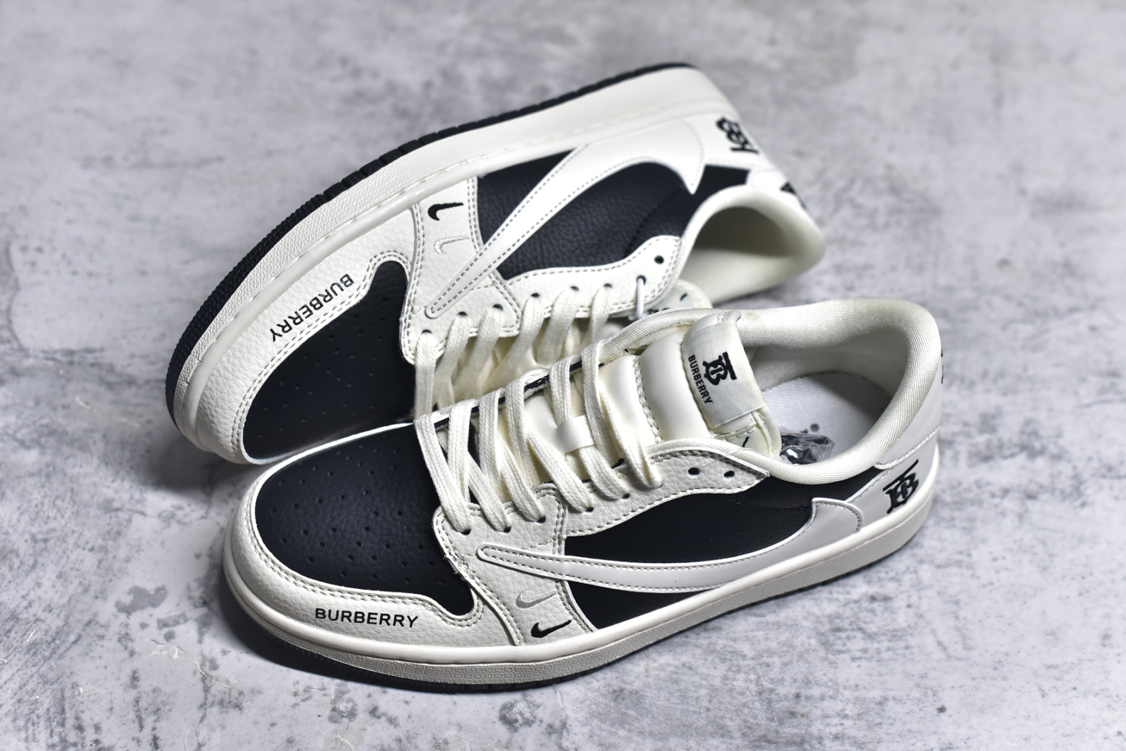 图片[7]-#Travis Scott x Nike Air Jordan 1 Low x BURBRRY Air Jordan 1 Low 反转白黑双小钩倒钩 性价比天花板 全鞋采用原装头层皮，用料扎实 精雕细琢 鞋型极致还原 飞翼3D打印改良 深度立体 四线中底拉帮皮料选材 钢印 背胶一应俱全 全新批次 原装原模大底全鞋原厂定制皮料，手感细腻正确折边工艺 完美细节诠释 货号：BB6588 316 H082AB# 尺码：36 36.5 37.5 38 38.5 39 40 40.5 41 42 42.5 43 44 44.5 45 46-选品中心