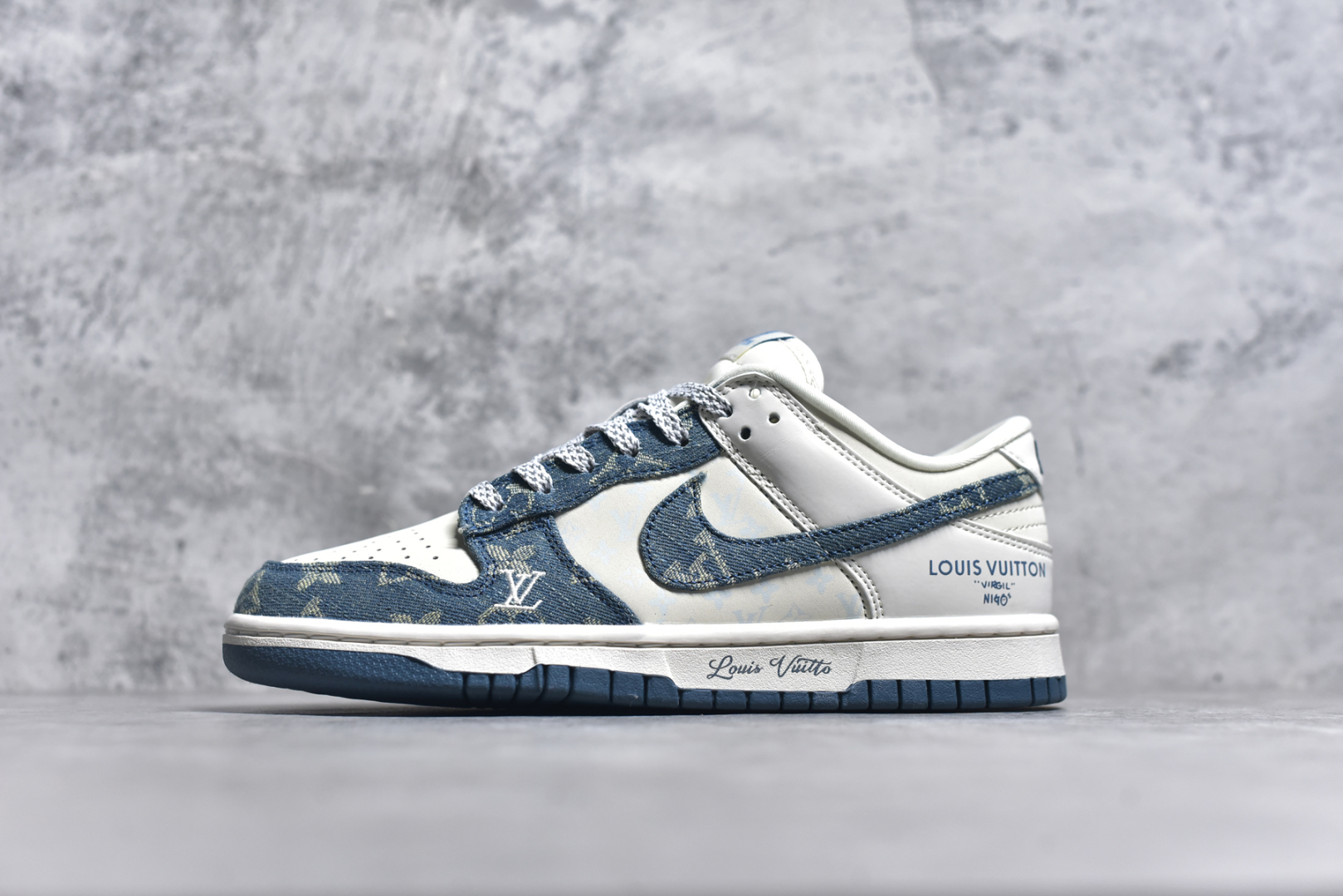 #Nike SB Dunk Low x Louis Vuitton 白青牛仔布 纯原大厂出品 极力推荐 原装头层材料 独家版型蒸餾加工 帶來的是更好的视觉和脚感体验 大厂纯原品质出货 清洁度 电绣工艺 皮料切割干净无任何毛边 细节完美 货号：XP3802 336 尺码：36 36.5 37.5 38 38.5 39 40 40.5 41 42 42.5 43 44 44.5 45-选品中心