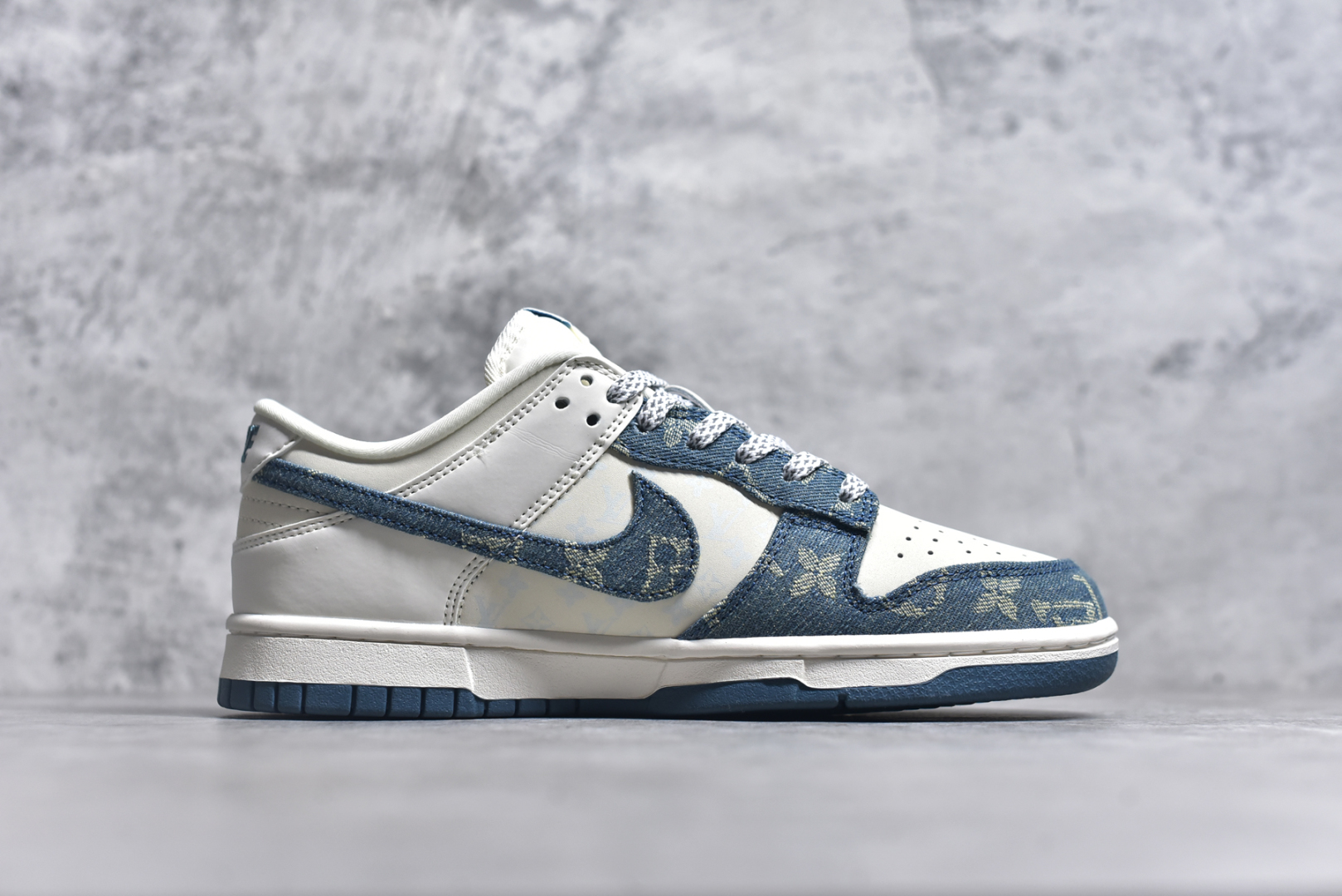 图片[3]-#Nike SB Dunk Low x Louis Vuitton 白青牛仔布 纯原大厂出品 极力推荐 原装头层材料 独家版型蒸餾加工 帶來的是更好的视觉和脚感体验 大厂纯原品质出货 清洁度 电绣工艺 皮料切割干净无任何毛边 细节完美 货号：XP3802 336 尺码：36 36.5 37.5 38 38.5 39 40 40.5 41 42 42.5 43 44 44.5 45-选品中心