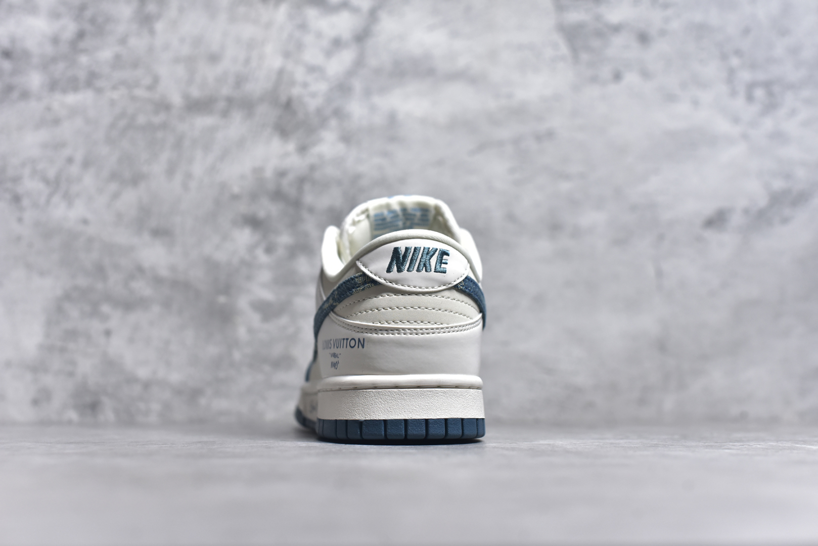 图片[5]-#Nike SB Dunk Low x Louis Vuitton 白青牛仔布 纯原大厂出品 极力推荐 原装头层材料 独家版型蒸餾加工 帶來的是更好的视觉和脚感体验 大厂纯原品质出货 清洁度 电绣工艺 皮料切割干净无任何毛边 细节完美 货号：XP3802 336 尺码：36 36.5 37.5 38 38.5 39 40 40.5 41 42 42.5 43 44 44.5 45-选品中心
