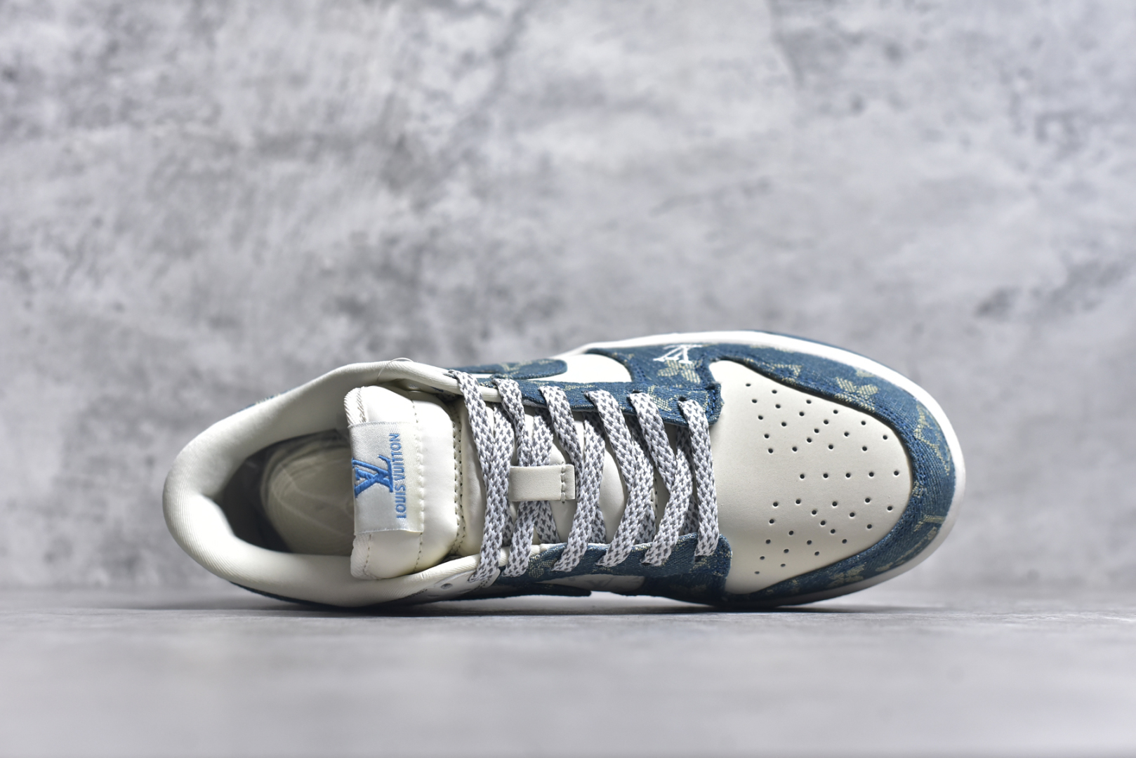 图片[4]-#Nike SB Dunk Low x Louis Vuitton 白青牛仔布 纯原大厂出品 极力推荐 原装头层材料 独家版型蒸餾加工 帶來的是更好的视觉和脚感体验 大厂纯原品质出货 清洁度 电绣工艺 皮料切割干净无任何毛边 细节完美 货号：XP3802 336 尺码：36 36.5 37.5 38 38.5 39 40 40.5 41 42 42.5 43 44 44.5 45-选品中心