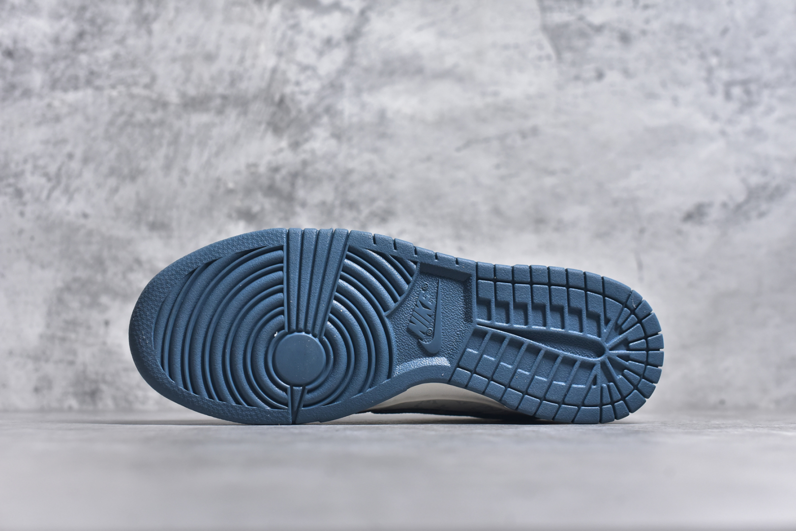 图片[6]-#Nike SB Dunk Low x Louis Vuitton 白青牛仔布 纯原大厂出品 极力推荐 原装头层材料 独家版型蒸餾加工 帶來的是更好的视觉和脚感体验 大厂纯原品质出货 清洁度 电绣工艺 皮料切割干净无任何毛边 细节完美 货号：XP3802 336 尺码：36 36.5 37.5 38 38.5 39 40 40.5 41 42 42.5 43 44 44.5 45-选品中心