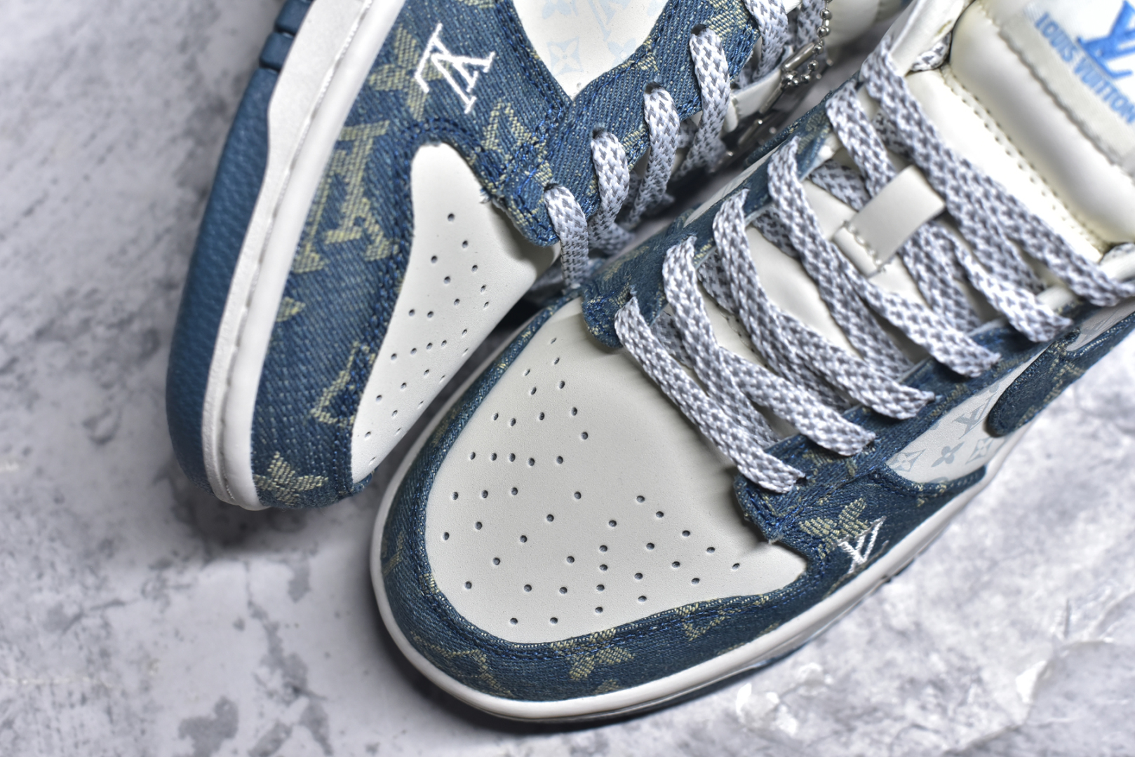 图片[8]-#Nike SB Dunk Low x Louis Vuitton 白青牛仔布 纯原大厂出品 极力推荐 原装头层材料 独家版型蒸餾加工 帶來的是更好的视觉和脚感体验 大厂纯原品质出货 清洁度 电绣工艺 皮料切割干净无任何毛边 细节完美 货号：XP3802 336 尺码：36 36.5 37.5 38 38.5 39 40 40.5 41 42 42.5 43 44 44.5 45-选品中心