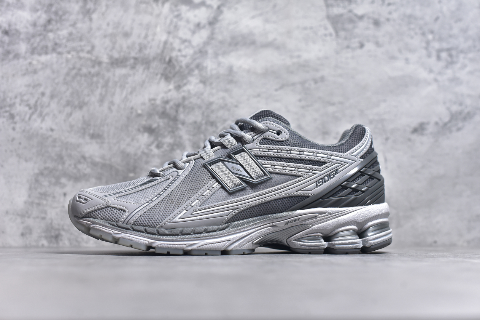 #NB新百伦New Balance M1906R U1906RNY 系列复古老爹风休闲运动慢跑鞋 采用轻质牛剖革拼接透气网眼衬垫织物鞋面材质#T-Beam大底提供足步弓支撑，保持步态稳定#后跟搭载外露缓震胶 鞋身整体以各种深浅不一的灰色覆盖，鞋头以淡蓝色调装饰，网眼衬垫通过不规律的色块实现做旧的美感，泛黄的鞋底更是进一步增添了复古气息。 尺码：36 37 37.5 38 38.5 39.5 40 40.5 41.5 42 42.5 43 44 45 46.5-选品中心
