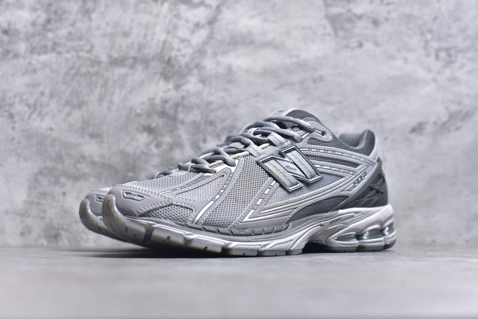 图片[2]-#NB新百伦New Balance M1906R U1906RNY 系列复古老爹风休闲运动慢跑鞋 采用轻质牛剖革拼接透气网眼衬垫织物鞋面材质#T-Beam大底提供足步弓支撑，保持步态稳定#后跟搭载外露缓震胶 鞋身整体以各种深浅不一的灰色覆盖，鞋头以淡蓝色调装饰，网眼衬垫通过不规律的色块实现做旧的美感，泛黄的鞋底更是进一步增添了复古气息。 尺码：36 37 37.5 38 38.5 39.5 40 40.5 41.5 42 42.5 43 44 45 46.5-选品中心