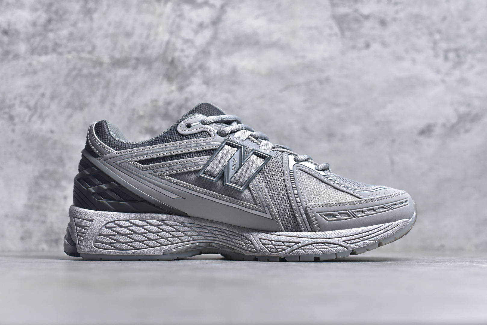 图片[3]-#NB新百伦New Balance M1906R U1906RNY 系列复古老爹风休闲运动慢跑鞋 采用轻质牛剖革拼接透气网眼衬垫织物鞋面材质#T-Beam大底提供足步弓支撑，保持步态稳定#后跟搭载外露缓震胶 鞋身整体以各种深浅不一的灰色覆盖，鞋头以淡蓝色调装饰，网眼衬垫通过不规律的色块实现做旧的美感，泛黄的鞋底更是进一步增添了复古气息。 尺码：36 37 37.5 38 38.5 39.5 40 40.5 41.5 42 42.5 43 44 45 46.5-选品中心