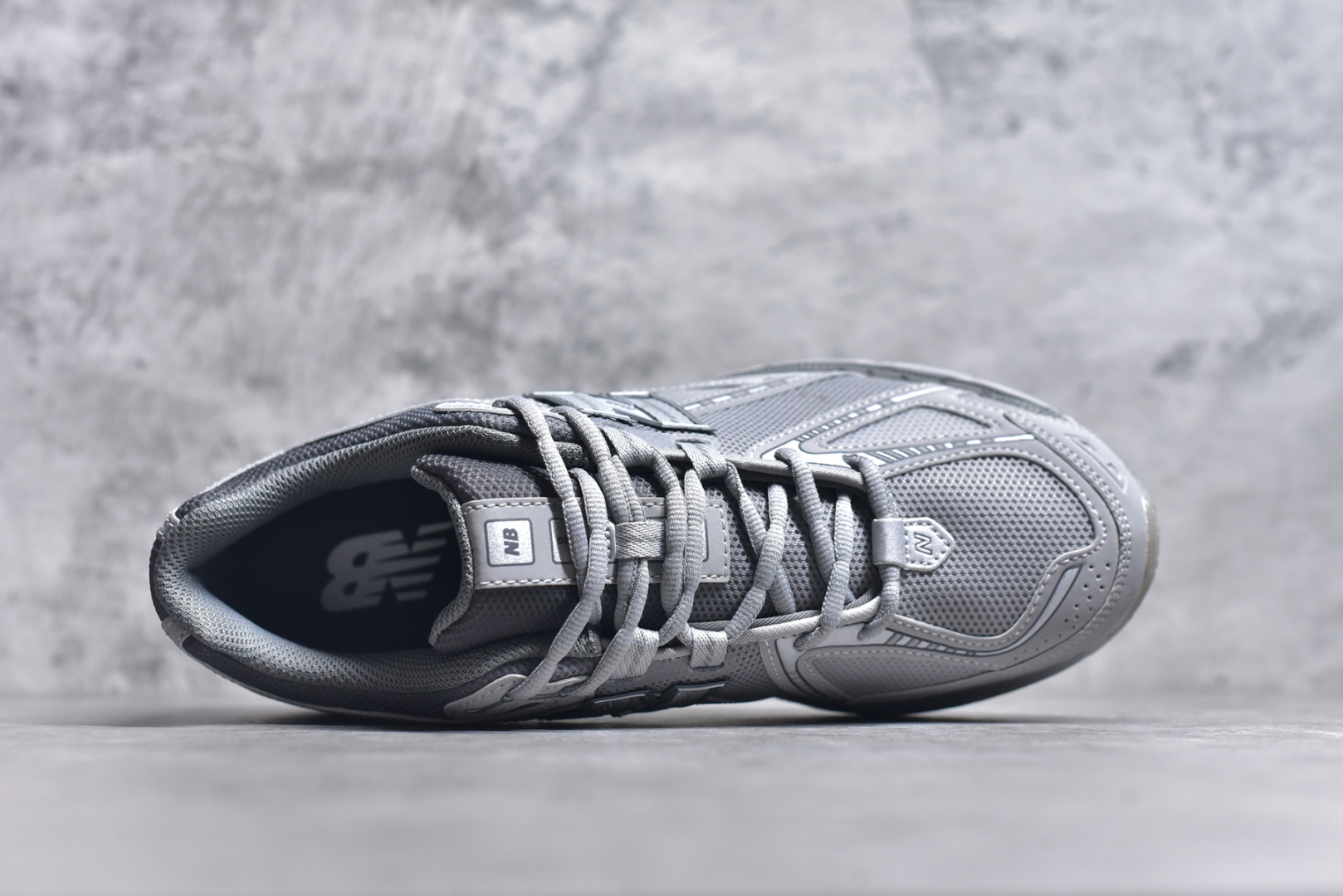 图片[4]-#NB新百伦New Balance M1906R U1906RNY 系列复古老爹风休闲运动慢跑鞋 采用轻质牛剖革拼接透气网眼衬垫织物鞋面材质#T-Beam大底提供足步弓支撑，保持步态稳定#后跟搭载外露缓震胶 鞋身整体以各种深浅不一的灰色覆盖，鞋头以淡蓝色调装饰，网眼衬垫通过不规律的色块实现做旧的美感，泛黄的鞋底更是进一步增添了复古气息。 尺码：36 37 37.5 38 38.5 39.5 40 40.5 41.5 42 42.5 43 44 45 46.5-选品中心
