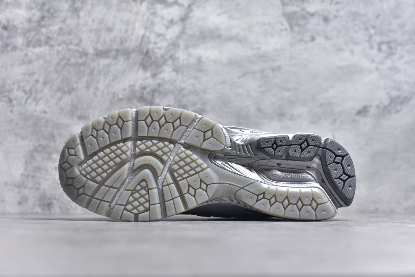 图片[6]-#NB新百伦New Balance M1906R U1906RNY 系列复古老爹风休闲运动慢跑鞋 采用轻质牛剖革拼接透气网眼衬垫织物鞋面材质#T-Beam大底提供足步弓支撑，保持步态稳定#后跟搭载外露缓震胶 鞋身整体以各种深浅不一的灰色覆盖，鞋头以淡蓝色调装饰，网眼衬垫通过不规律的色块实现做旧的美感，泛黄的鞋底更是进一步增添了复古气息。 尺码：36 37 37.5 38 38.5 39.5 40 40.5 41.5 42 42.5 43 44 45 46.5-选品中心