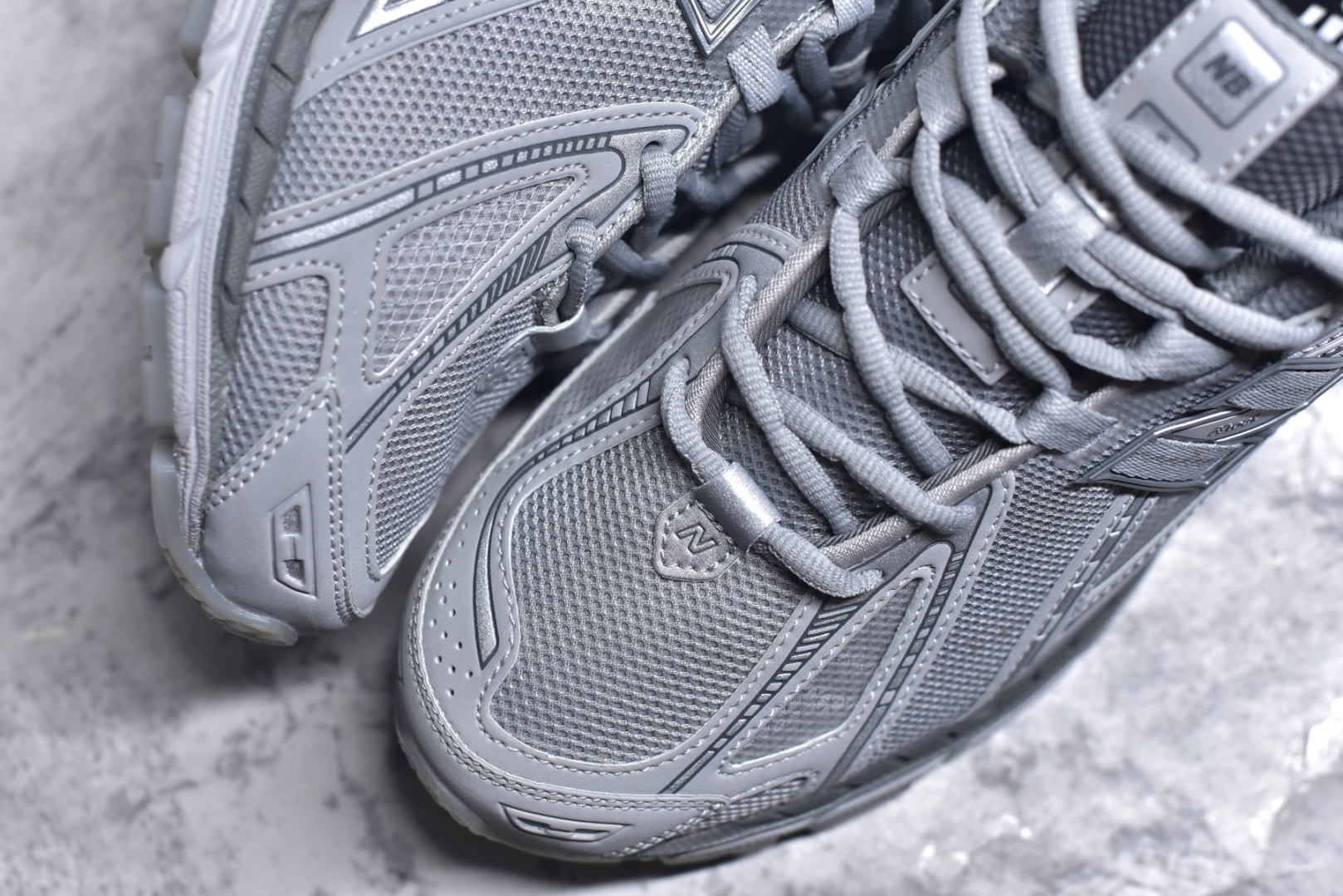 图片[8]-#NB新百伦New Balance M1906R U1906RNY 系列复古老爹风休闲运动慢跑鞋 采用轻质牛剖革拼接透气网眼衬垫织物鞋面材质#T-Beam大底提供足步弓支撑，保持步态稳定#后跟搭载外露缓震胶 鞋身整体以各种深浅不一的灰色覆盖，鞋头以淡蓝色调装饰，网眼衬垫通过不规律的色块实现做旧的美感，泛黄的鞋底更是进一步增添了复古气息。 尺码：36 37 37.5 38 38.5 39.5 40 40.5 41.5 42 42.5 43 44 45 46.5-选品中心