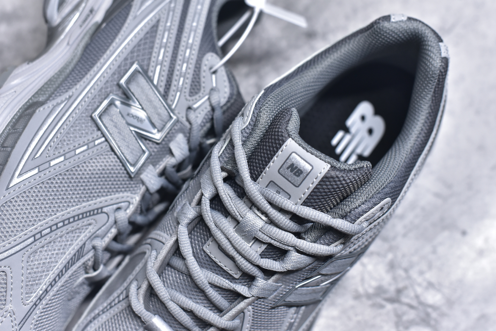 图片[9]-#NB新百伦New Balance M1906R U1906RNY 系列复古老爹风休闲运动慢跑鞋 采用轻质牛剖革拼接透气网眼衬垫织物鞋面材质#T-Beam大底提供足步弓支撑，保持步态稳定#后跟搭载外露缓震胶 鞋身整体以各种深浅不一的灰色覆盖，鞋头以淡蓝色调装饰，网眼衬垫通过不规律的色块实现做旧的美感，泛黄的鞋底更是进一步增添了复古气息。 尺码：36 37 37.5 38 38.5 39.5 40 40.5 41.5 42 42.5 43 44 45 46.5-选品中心
