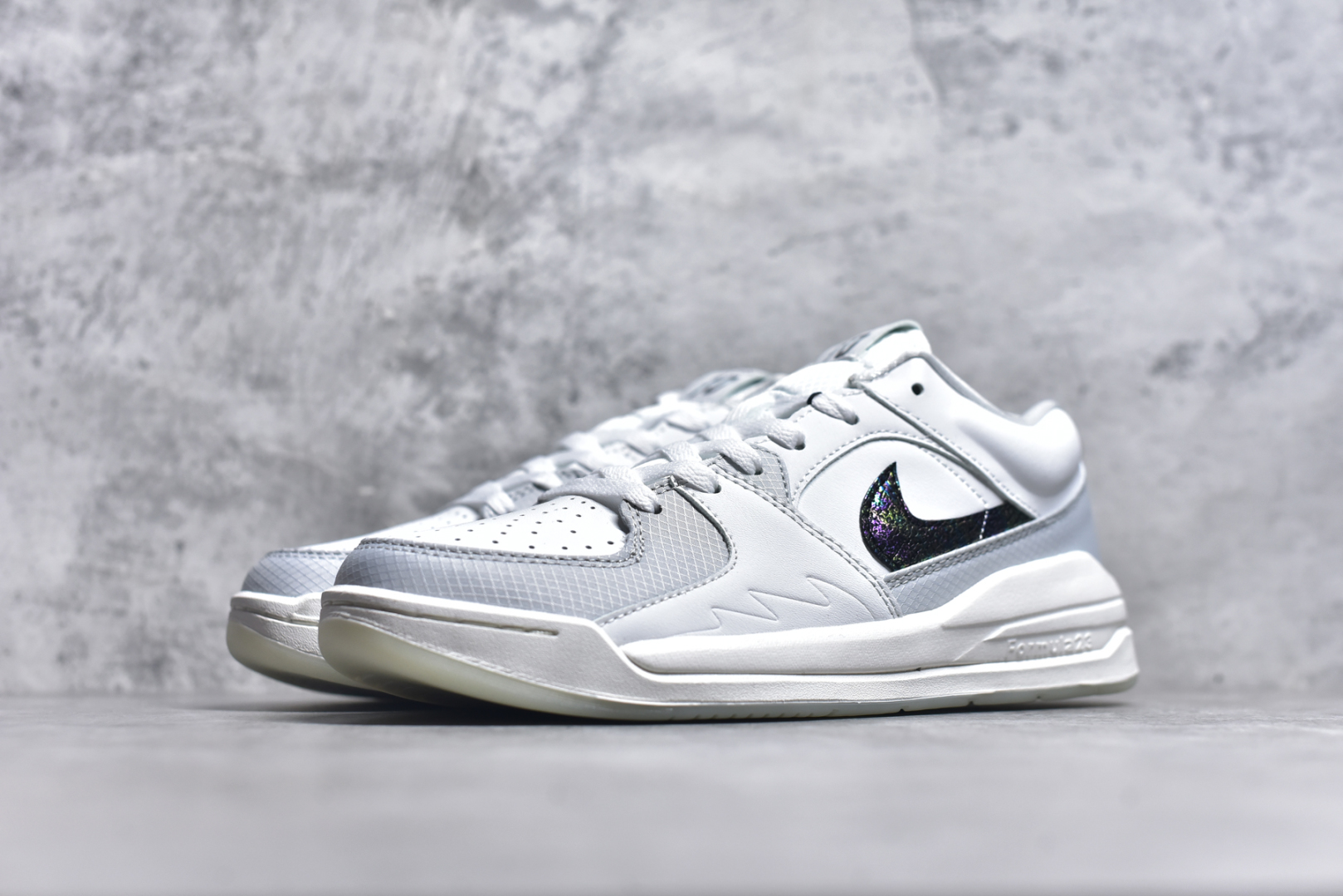 图片[2]-#Air Jordan Stadium AJ90 潮流运动板鞋 HV4092-100 充满了对TinkerHathield 原创设计的致敬 包括中足网状面板、前足外侧的鲨鱼齿轮廓、加垫鞋领和 NK Air 鞋跟品牌 鞋子本身采用网眼、皮革和绒面革材料混合制成 散发出现代美感 并配备了该品牌全新的 Formula 23 足底缓震技术 AirJordan Stadium 90 鞋舌标签在鞋舌内侧印有“Flight”字样 完善了设计 尺码：36 36.5 37.5 38 38.5 39 40 40.5 41 42 42.5 43 44 44.5 45 46-选品中心