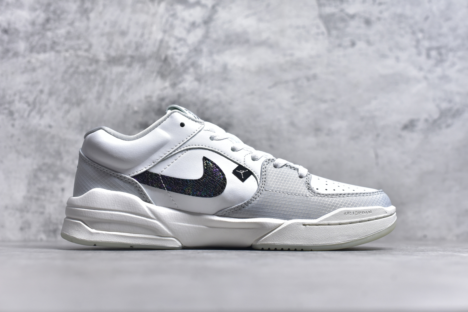 图片[3]-#Air Jordan Stadium AJ90 潮流运动板鞋 HV4092-100 充满了对TinkerHathield 原创设计的致敬 包括中足网状面板、前足外侧的鲨鱼齿轮廓、加垫鞋领和 NK Air 鞋跟品牌 鞋子本身采用网眼、皮革和绒面革材料混合制成 散发出现代美感 并配备了该品牌全新的 Formula 23 足底缓震技术 AirJordan Stadium 90 鞋舌标签在鞋舌内侧印有“Flight”字样 完善了设计 尺码：36 36.5 37.5 38 38.5 39 40 40.5 41 42 42.5 43 44 44.5 45 46-选品中心