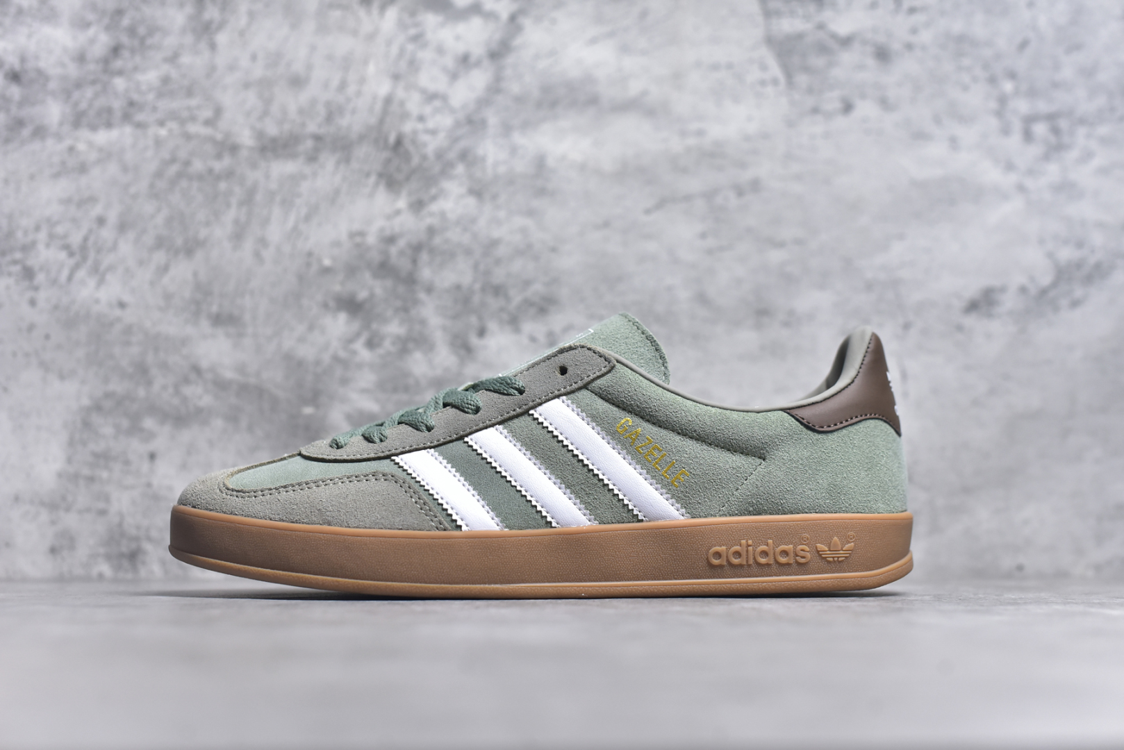 #AD Gazelle Indoor Trainers 羚羊内训系列低帮复古百搭休闲运动德训风板鞋 JI3526 90年代经典的复刻版！自60年代以足球训练鞋面世以来,Gazelle就以其经典设计席卷全球。1991年版本的复刻,再造经典Gazelle。采用皮革打造,搭配浊色细节,让这款经典更加简约。尺码：36 36⅔ 37⅓ 38 38⅔ 39⅓ 40 40⅔ 41⅓ 42 42⅔ 43⅓ 44⅓ 44⅔ 45-选品中心