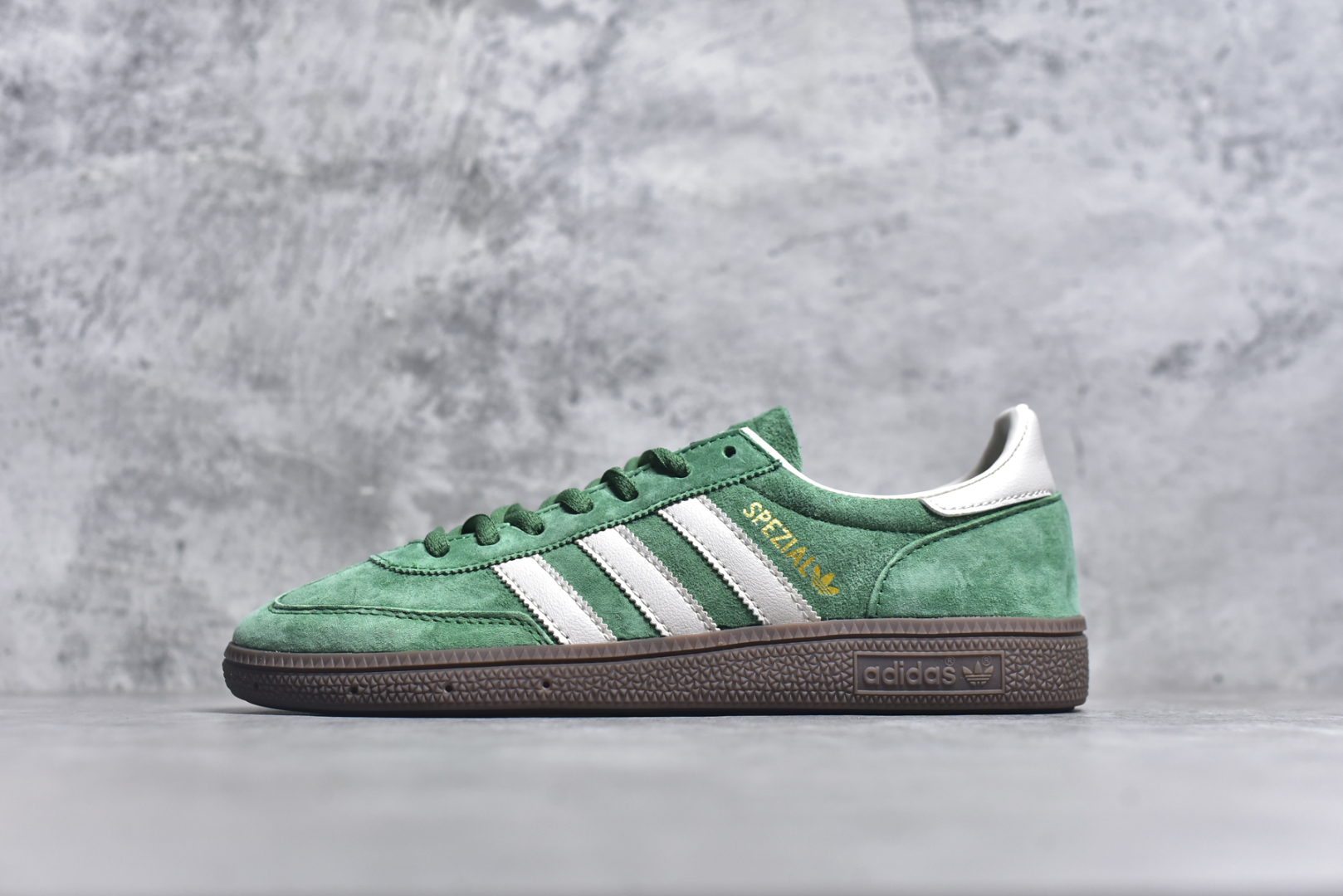 #AD Originals Handball SPZL 手球运动员系列百搭休闲运动板鞋 IG6192 这款来自阿迪达斯的这款HANDBALL SPZL前身是一双手球运动鞋，这一次拿来复刻，所以鞋面的主要色彩选用了黑色， 鞋面外侧除了Spezial字母之外还有三叶草标志。Handball SPZL作为复古手球训练鞋与作为室内足球鞋的Samba有着异曲同工之处，但是质感更为出众的鞋身以及丰富的配色选择比起Samba来讲可以说是更胜一筹了！尺码：36 36⅔ 37⅓ 38 38⅔ 39⅓ 40 40⅔ 41⅓ 42 42⅔ 43⅓ 44 45-选品中心