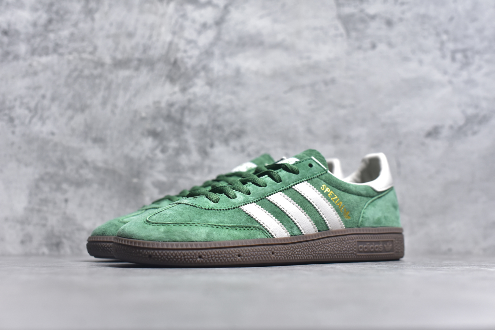 图片[2]-#AD Originals Handball SPZL 手球运动员系列百搭休闲运动板鞋 IG6192 这款来自阿迪达斯的这款HANDBALL SPZL前身是一双手球运动鞋，这一次拿来复刻，所以鞋面的主要色彩选用了黑色， 鞋面外侧除了Spezial字母之外还有三叶草标志。Handball SPZL作为复古手球训练鞋与作为室内足球鞋的Samba有着异曲同工之处，但是质感更为出众的鞋身以及丰富的配色选择比起Samba来讲可以说是更胜一筹了！尺码：36 36⅔ 37⅓ 38 38⅔ 39⅓ 40 40⅔ 41⅓ 42 42⅔ 43⅓ 44 45-选品中心