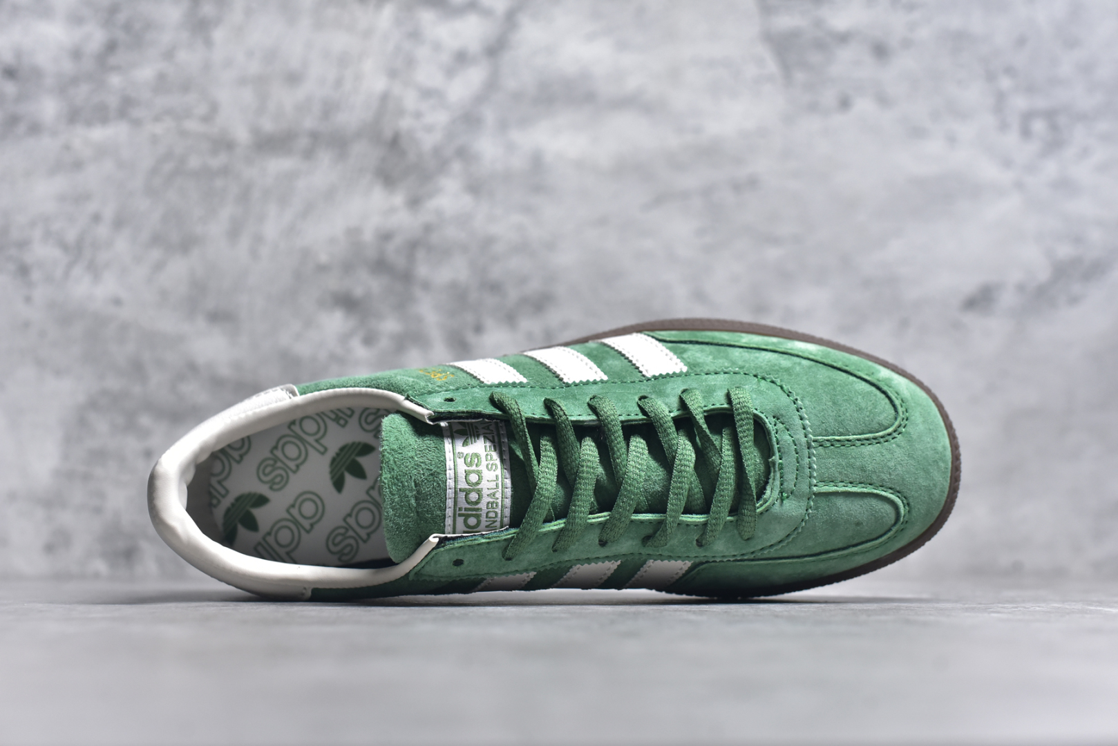 图片[4]-#AD Originals Handball SPZL 手球运动员系列百搭休闲运动板鞋 IG6192 这款来自阿迪达斯的这款HANDBALL SPZL前身是一双手球运动鞋，这一次拿来复刻，所以鞋面的主要色彩选用了黑色， 鞋面外侧除了Spezial字母之外还有三叶草标志。Handball SPZL作为复古手球训练鞋与作为室内足球鞋的Samba有着异曲同工之处，但是质感更为出众的鞋身以及丰富的配色选择比起Samba来讲可以说是更胜一筹了！尺码：36 36⅔ 37⅓ 38 38⅔ 39⅓ 40 40⅔ 41⅓ 42 42⅔ 43⅓ 44 45-选品中心