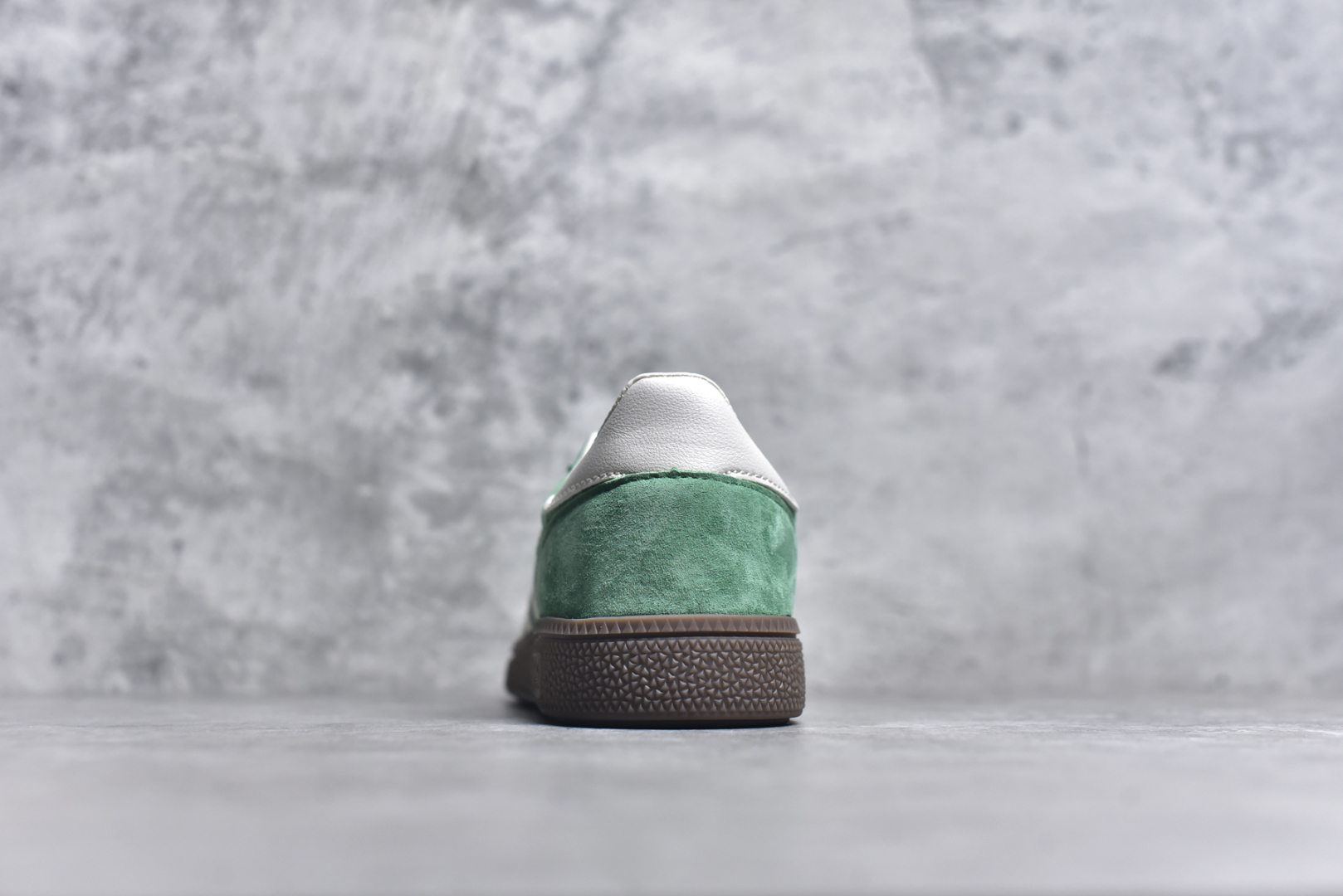 图片[5]-#AD Originals Handball SPZL 手球运动员系列百搭休闲运动板鞋 IG6192 这款来自阿迪达斯的这款HANDBALL SPZL前身是一双手球运动鞋，这一次拿来复刻，所以鞋面的主要色彩选用了黑色， 鞋面外侧除了Spezial字母之外还有三叶草标志。Handball SPZL作为复古手球训练鞋与作为室内足球鞋的Samba有着异曲同工之处，但是质感更为出众的鞋身以及丰富的配色选择比起Samba来讲可以说是更胜一筹了！尺码：36 36⅔ 37⅓ 38 38⅔ 39⅓ 40 40⅔ 41⅓ 42 42⅔ 43⅓ 44 45-选品中心