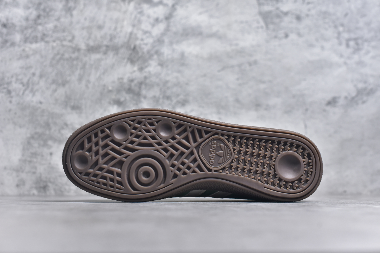 图片[6]-#AD Originals Handball SPZL 手球运动员系列百搭休闲运动板鞋 IG6192 这款来自阿迪达斯的这款HANDBALL SPZL前身是一双手球运动鞋，这一次拿来复刻，所以鞋面的主要色彩选用了黑色， 鞋面外侧除了Spezial字母之外还有三叶草标志。Handball SPZL作为复古手球训练鞋与作为室内足球鞋的Samba有着异曲同工之处，但是质感更为出众的鞋身以及丰富的配色选择比起Samba来讲可以说是更胜一筹了！尺码：36 36⅔ 37⅓ 38 38⅔ 39⅓ 40 40⅔ 41⅓ 42 42⅔ 43⅓ 44 45-选品中心
