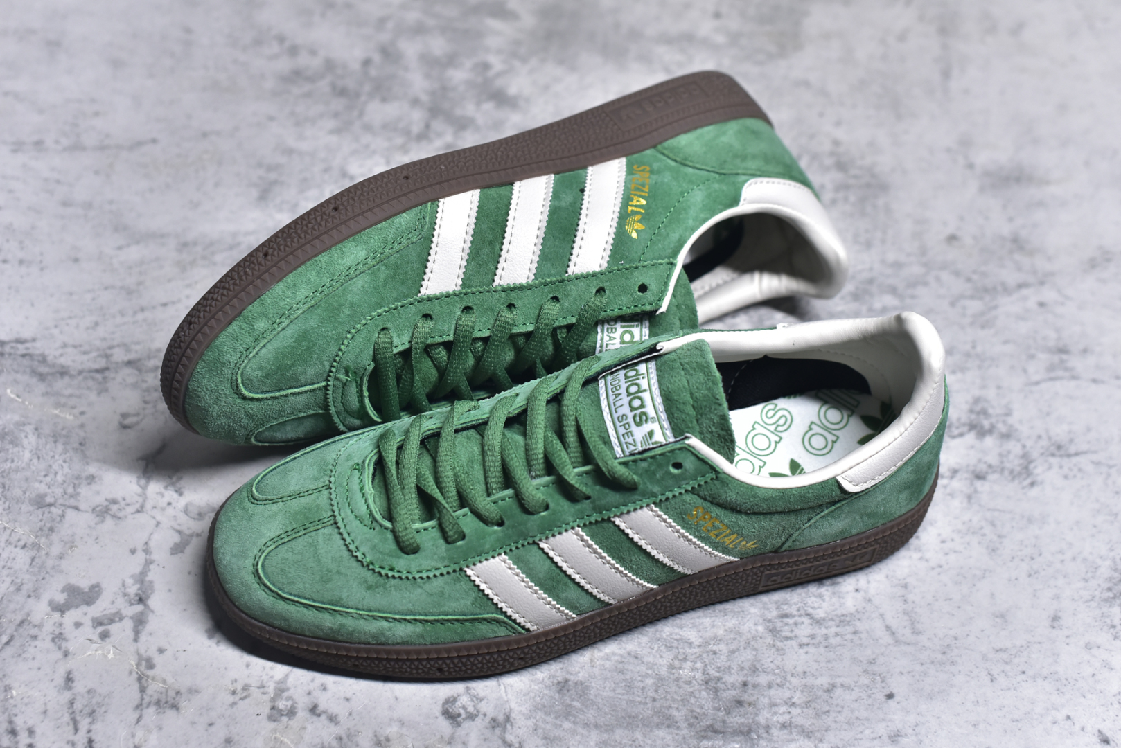 图片[7]-#AD Originals Handball SPZL 手球运动员系列百搭休闲运动板鞋 IG6192 这款来自阿迪达斯的这款HANDBALL SPZL前身是一双手球运动鞋，这一次拿来复刻，所以鞋面的主要色彩选用了黑色， 鞋面外侧除了Spezial字母之外还有三叶草标志。Handball SPZL作为复古手球训练鞋与作为室内足球鞋的Samba有着异曲同工之处，但是质感更为出众的鞋身以及丰富的配色选择比起Samba来讲可以说是更胜一筹了！尺码：36 36⅔ 37⅓ 38 38⅔ 39⅓ 40 40⅔ 41⅓ 42 42⅔ 43⅓ 44 45-选品中心