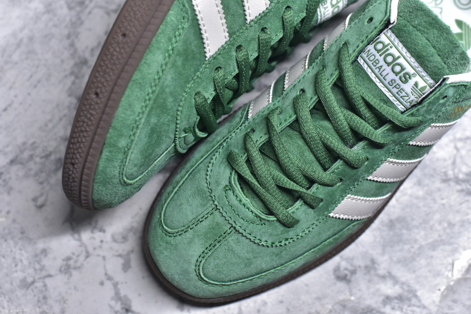 图片[8]-#AD Originals Handball SPZL 手球运动员系列百搭休闲运动板鞋 IG6192 这款来自阿迪达斯的这款HANDBALL SPZL前身是一双手球运动鞋，这一次拿来复刻，所以鞋面的主要色彩选用了黑色， 鞋面外侧除了Spezial字母之外还有三叶草标志。Handball SPZL作为复古手球训练鞋与作为室内足球鞋的Samba有着异曲同工之处，但是质感更为出众的鞋身以及丰富的配色选择比起Samba来讲可以说是更胜一筹了！尺码：36 36⅔ 37⅓ 38 38⅔ 39⅓ 40 40⅔ 41⅓ 42 42⅔ 43⅓ 44 45-选品中心
