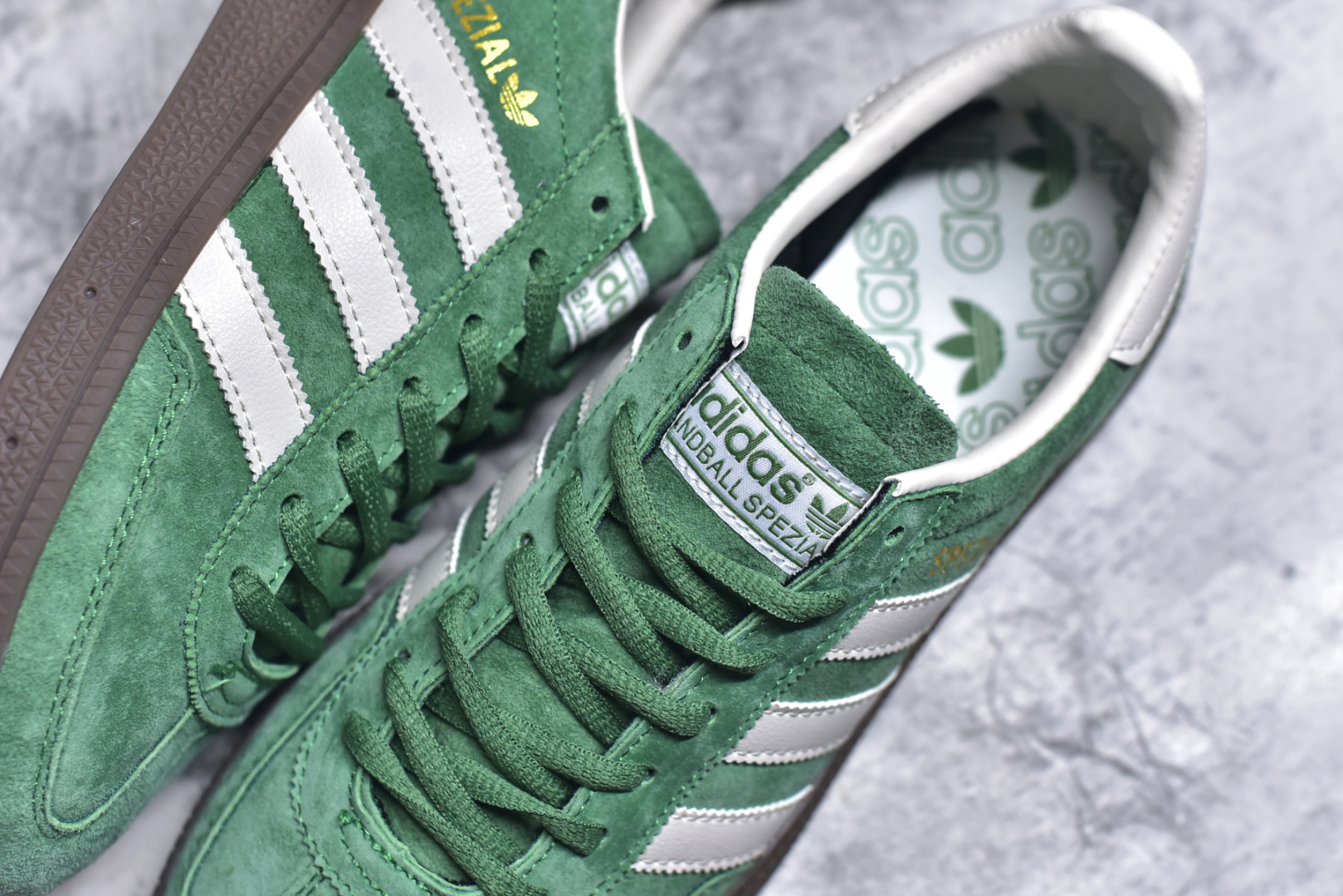 图片[9]-#AD Originals Handball SPZL 手球运动员系列百搭休闲运动板鞋 IG6192 这款来自阿迪达斯的这款HANDBALL SPZL前身是一双手球运动鞋，这一次拿来复刻，所以鞋面的主要色彩选用了黑色， 鞋面外侧除了Spezial字母之外还有三叶草标志。Handball SPZL作为复古手球训练鞋与作为室内足球鞋的Samba有着异曲同工之处，但是质感更为出众的鞋身以及丰富的配色选择比起Samba来讲可以说是更胜一筹了！尺码：36 36⅔ 37⅓ 38 38⅔ 39⅓ 40 40⅔ 41⅓ 42 42⅔ 43⅓ 44 45-选品中心