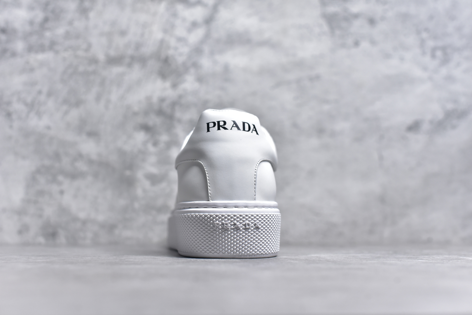 图片[5]-#意大利高奢品牌·PRADA普拉达情侣款运动板鞋百搭休闲小白鞋系列 #广东大厂品质 25ss春季新款 专柜同步 Prada Cloudbust Thunder运动鞋设计以雕塑感设计重新演绎PRADA独具时尚个性风格。大气个性更潮更抢眼更追求档次，它将颠覆旧念，与您共度时尚潮人必备! 面料采用原版进口小牛皮 牛皮内里垫脚 橡胶发泡大底 轻便防滑耐磨 脚感舒适 款式耐看做工精细 配以简洁利落的鞋楦 经典设计 步履间散发迷人韵味 展现独特风采。-选品中心