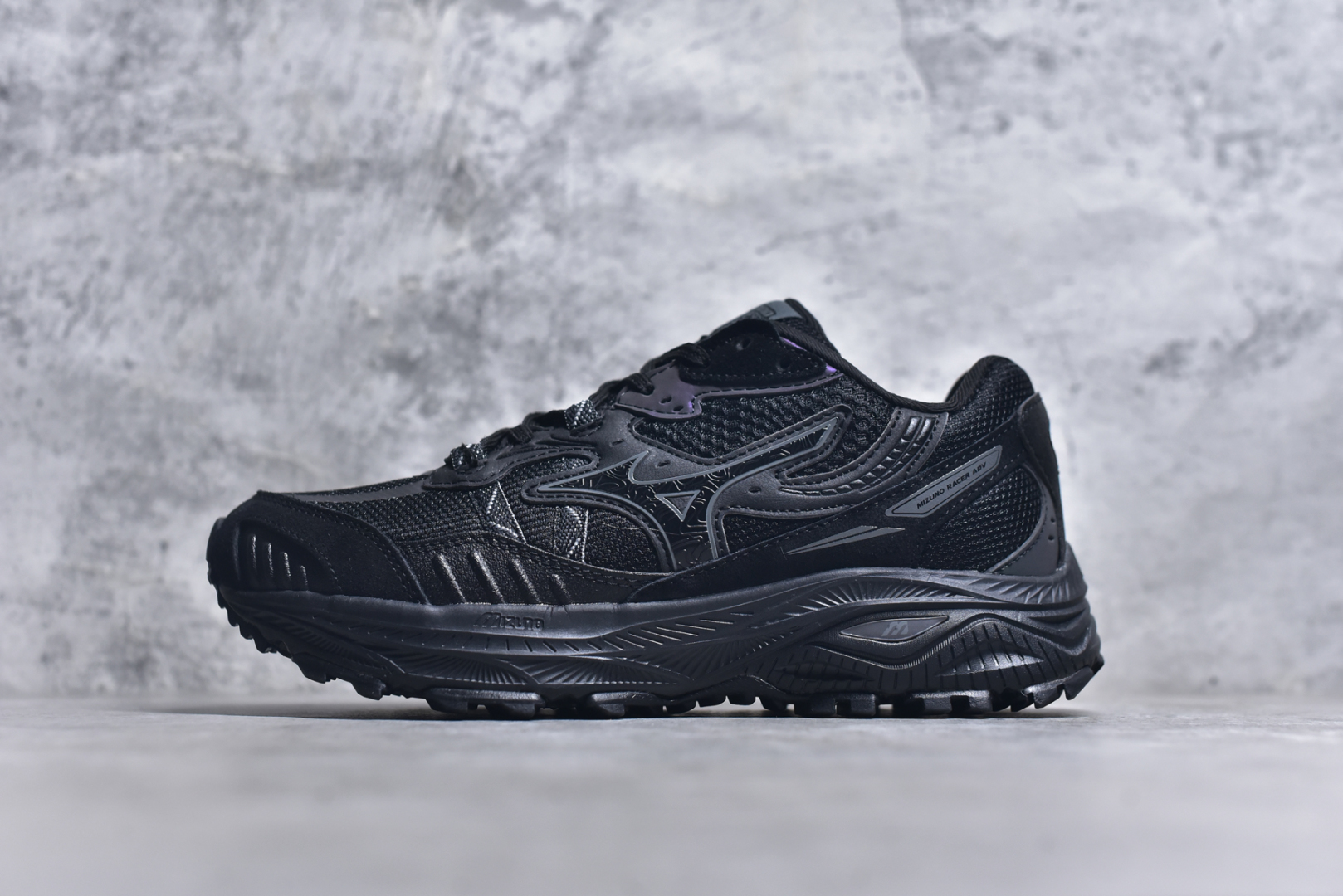 #Mizuno Speed 2K 美津浓复古厚底织物合成革防滑耐磨透气低帮休闲跑步鞋 美津浓（Mizuno）是日本美津浓株式会社于1906年创立的运动品牌，经过一个多世纪的不断努力现已成为世界著名的运动器具、服装和鞋类生产商。美津浓力求服务于各类运动项目，并竭力使运动生活更加愉快和振奋。产品种类齐全，覆盖几乎全部主要运动项目，达到30万多个品类。尺码：36 36.5 37.5 38 38.5 39 40 40.5 41 42 42.5 43 44 44.5 45-选品中心
