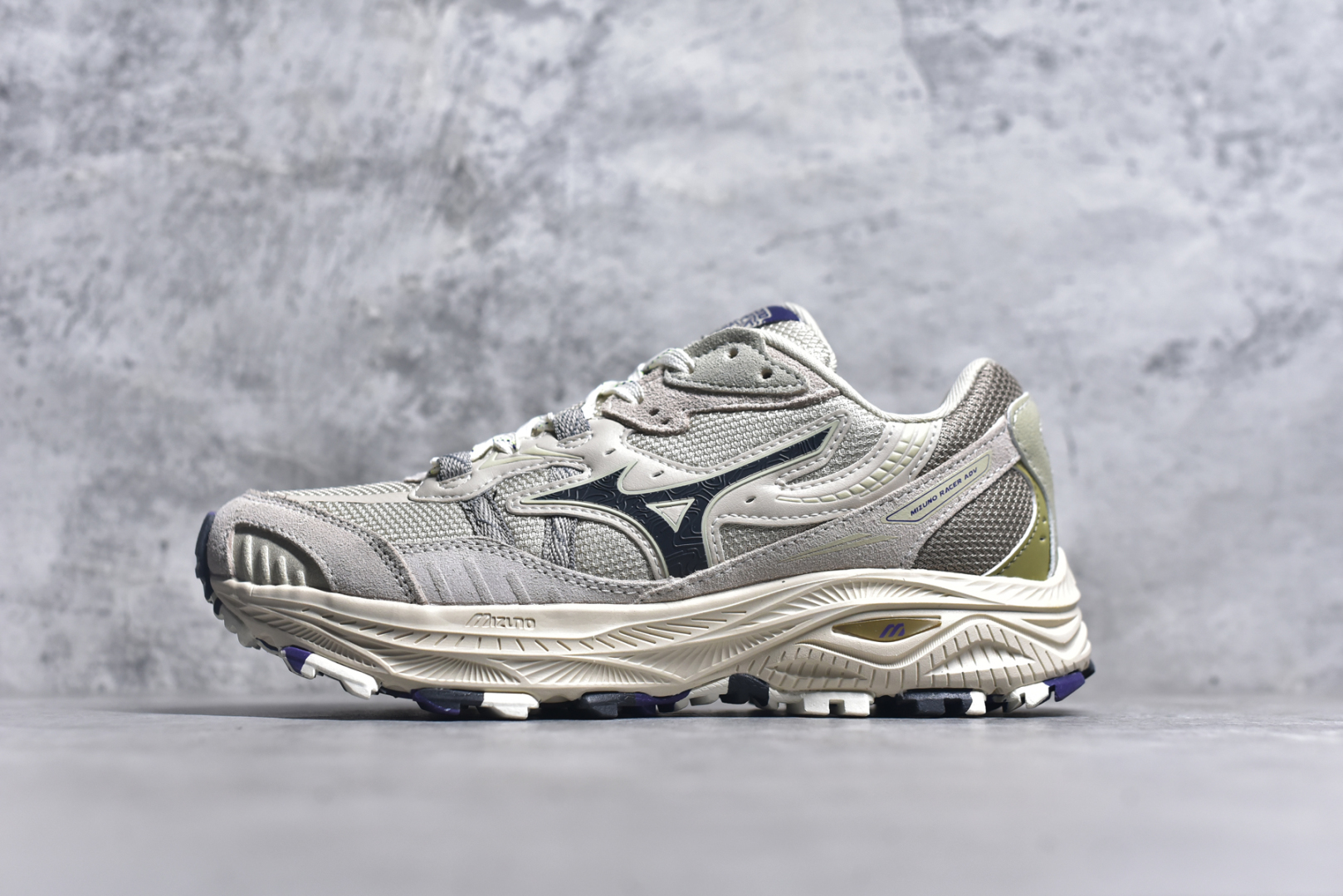 #Mizuno Speed 2K 美津浓复古厚底织物合成革防滑耐磨透气低帮休闲跑步鞋 美津浓（Mizuno）是日本美津浓株式会社于1906年创立的运动品牌，经过一个多世纪的不断努力现已成为世界著名的运动器具、服装和鞋类生产商。美津浓力求服务于各类运动项目，并竭力使运动生活更加愉快和振奋。产品种类齐全，覆盖几乎全部主要运动项目，达到30万多个品类。尺码：36 36.5 37.5 38 38.5 39 40 40.5 41 42 42.5 43 44 44.5 45-选品中心