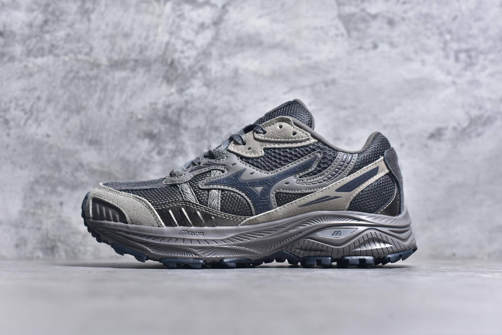 #Mizuno Speed 2K 美津浓复古厚底织物合成革防滑耐磨透气低帮休闲跑步鞋 美津浓（Mizuno）是日本美津浓株式会社于1906年创立的运动品牌，经过一个多世纪的不断努力现已成为世界著名的运动器具、服装和鞋类生产商。美津浓力求服务于各类运动项目，并竭力使运动生活更加愉快和振奋。产品种类齐全，覆盖几乎全部主要运动项目，达到30万多个品类。尺码：36 36.5 37.5 38 38.5 39 40 40.5 41 42 42.5 43 44 44.5 45-选品中心
