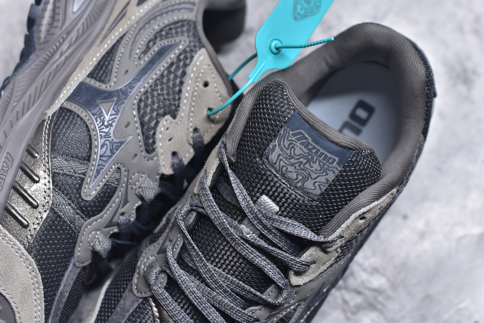 图片[9]-#Mizuno Speed 2K 美津浓复古厚底织物合成革防滑耐磨透气低帮休闲跑步鞋 美津浓（Mizuno）是日本美津浓株式会社于1906年创立的运动品牌，经过一个多世纪的不断努力现已成为世界著名的运动器具、服装和鞋类生产商。美津浓力求服务于各类运动项目，并竭力使运动生活更加愉快和振奋。产品种类齐全，覆盖几乎全部主要运动项目，达到30万多个品类。尺码：36 36.5 37.5 38 38.5 39 40 40.5 41 42 42.5 43 44 44.5 45-选品中心