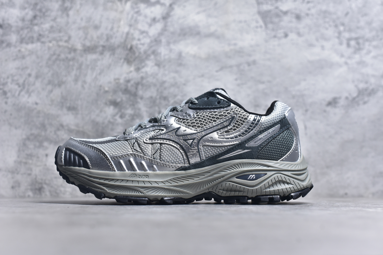 #Mizuno Speed 2K 美津浓复古厚底织物合成革防滑耐磨透气低帮休闲跑步鞋 美津浓（Mizuno）是日本美津浓株式会社于1906年创立的运动品牌，经过一个多世纪的不断努力现已成为世界著名的运动器具、服装和鞋类生产商。美津浓力求服务于各类运动项目，并竭力使运动生活更加愉快和振奋。产品种类齐全，覆盖几乎全部主要运动项目，达到30万多个品类。尺码：36 36.5 37.5 38 38.5 39 40 40.5 41 42 42.5 43 44 44.5 45-选品中心