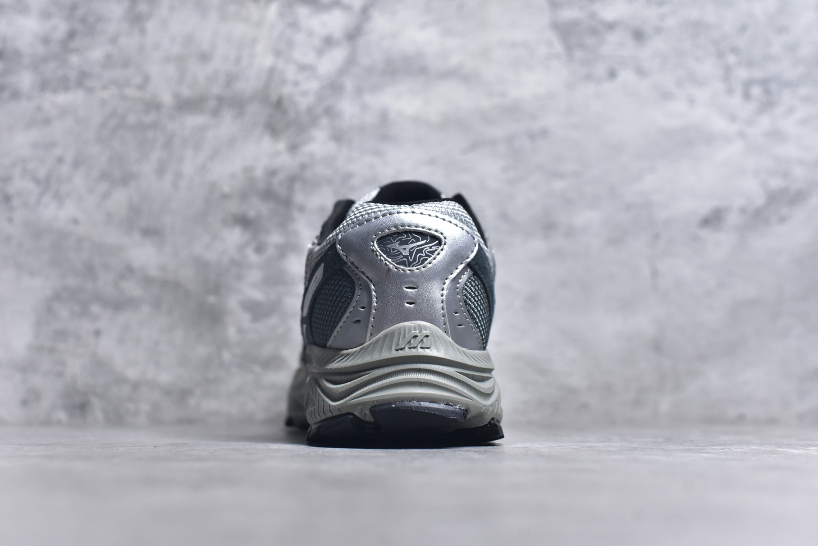 图片[5]-#Mizuno Speed 2K 美津浓复古厚底织物合成革防滑耐磨透气低帮休闲跑步鞋 美津浓（Mizuno）是日本美津浓株式会社于1906年创立的运动品牌，经过一个多世纪的不断努力现已成为世界著名的运动器具、服装和鞋类生产商。美津浓力求服务于各类运动项目，并竭力使运动生活更加愉快和振奋。产品种类齐全，覆盖几乎全部主要运动项目，达到30万多个品类。尺码：36 36.5 37.5 38 38.5 39 40 40.5 41 42 42.5 43 44 44.5 45-选品中心