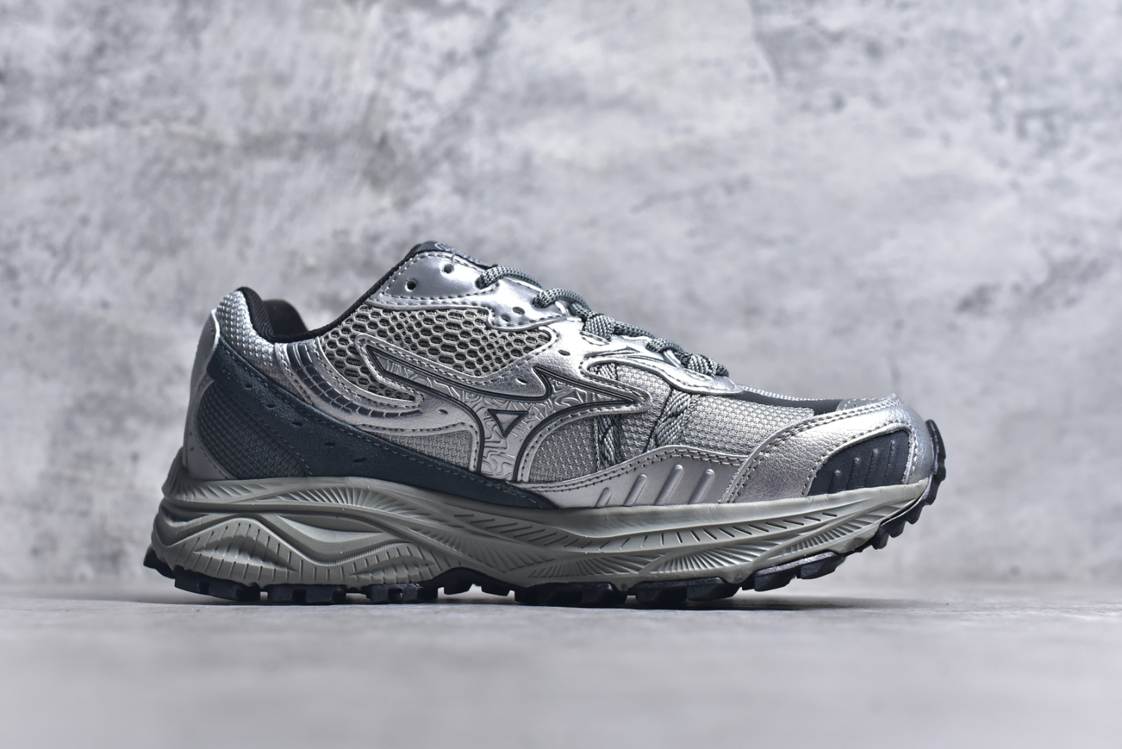 图片[3]-#Mizuno Speed 2K 美津浓复古厚底织物合成革防滑耐磨透气低帮休闲跑步鞋 美津浓（Mizuno）是日本美津浓株式会社于1906年创立的运动品牌，经过一个多世纪的不断努力现已成为世界著名的运动器具、服装和鞋类生产商。美津浓力求服务于各类运动项目，并竭力使运动生活更加愉快和振奋。产品种类齐全，覆盖几乎全部主要运动项目，达到30万多个品类。尺码：36 36.5 37.5 38 38.5 39 40 40.5 41 42 42.5 43 44 44.5 45-选品中心