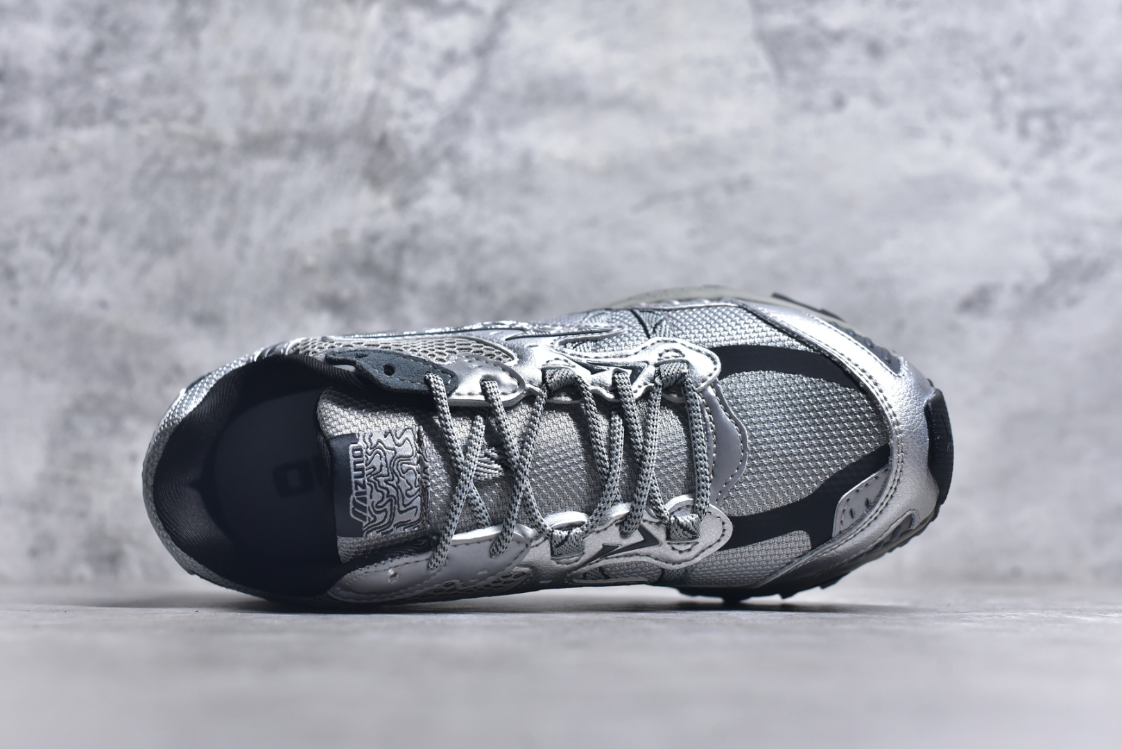 图片[4]-#Mizuno Speed 2K 美津浓复古厚底织物合成革防滑耐磨透气低帮休闲跑步鞋 美津浓（Mizuno）是日本美津浓株式会社于1906年创立的运动品牌，经过一个多世纪的不断努力现已成为世界著名的运动器具、服装和鞋类生产商。美津浓力求服务于各类运动项目，并竭力使运动生活更加愉快和振奋。产品种类齐全，覆盖几乎全部主要运动项目，达到30万多个品类。尺码：36 36.5 37.5 38 38.5 39 40 40.5 41 42 42.5 43 44 44.5 45-选品中心