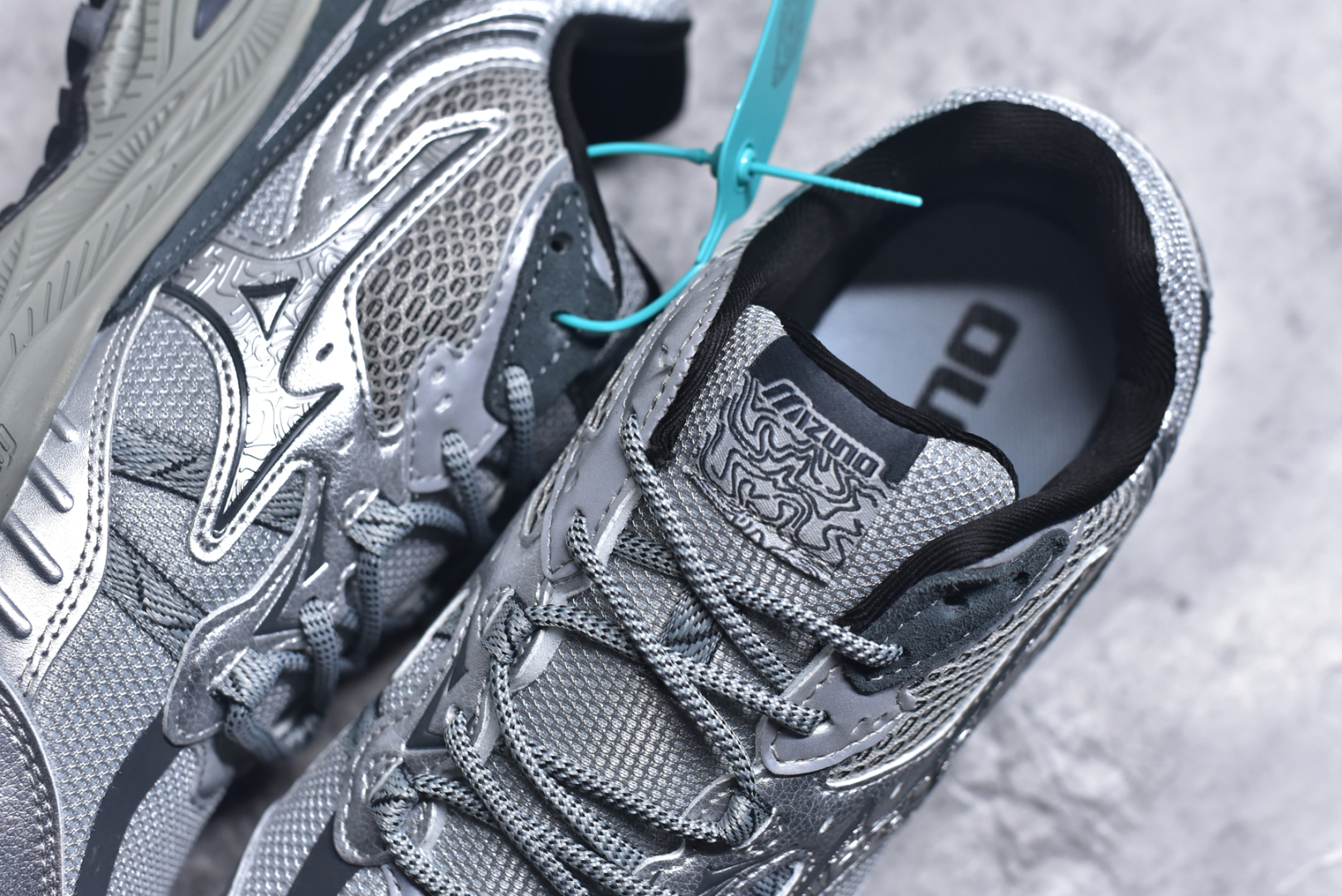 图片[9]-#Mizuno Speed 2K 美津浓复古厚底织物合成革防滑耐磨透气低帮休闲跑步鞋 美津浓（Mizuno）是日本美津浓株式会社于1906年创立的运动品牌，经过一个多世纪的不断努力现已成为世界著名的运动器具、服装和鞋类生产商。美津浓力求服务于各类运动项目，并竭力使运动生活更加愉快和振奋。产品种类齐全，覆盖几乎全部主要运动项目，达到30万多个品类。尺码：36 36.5 37.5 38 38.5 39 40 40.5 41 42 42.5 43 44 44.5 45-选品中心
