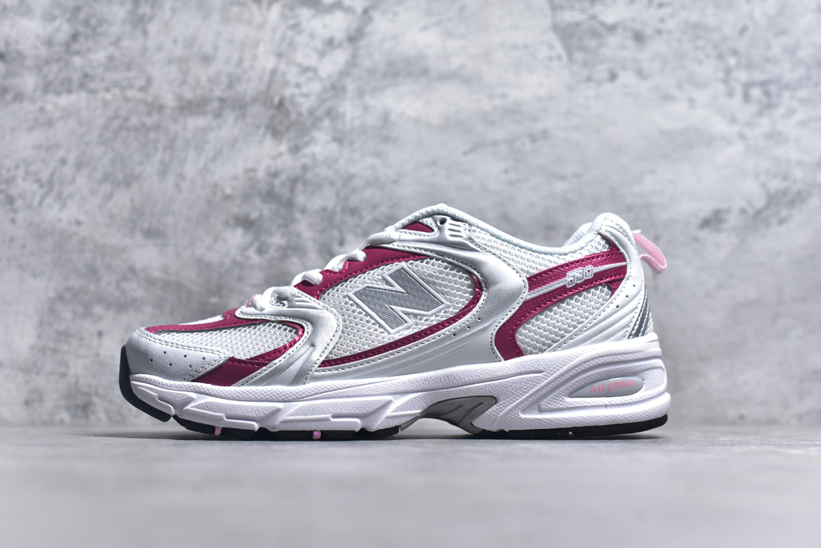 #New Balance NB530 新百伦复古透气跑步鞋 抛弃过往以皮革为主的人气轮廓 以极具复古风范的跑鞋外观呈现 设计上全鞋以简约清爽的纯白色作基底 鞋身覆盖大面积织物网眼材质 并于鞋头、鞋带孔眼片等细节处点缀对比鲜明的反光银镀层凸显 鞋舌、侧身等位置则辅以一贯的「N」字标志和品牌徽标彰显身份 最后通过搭载的 ABZORB 缓震中底完善整体造型 尺码：36 37 37.5 38 38.5 39 40 40.5 41 42 42.5 43 44 45-选品中心