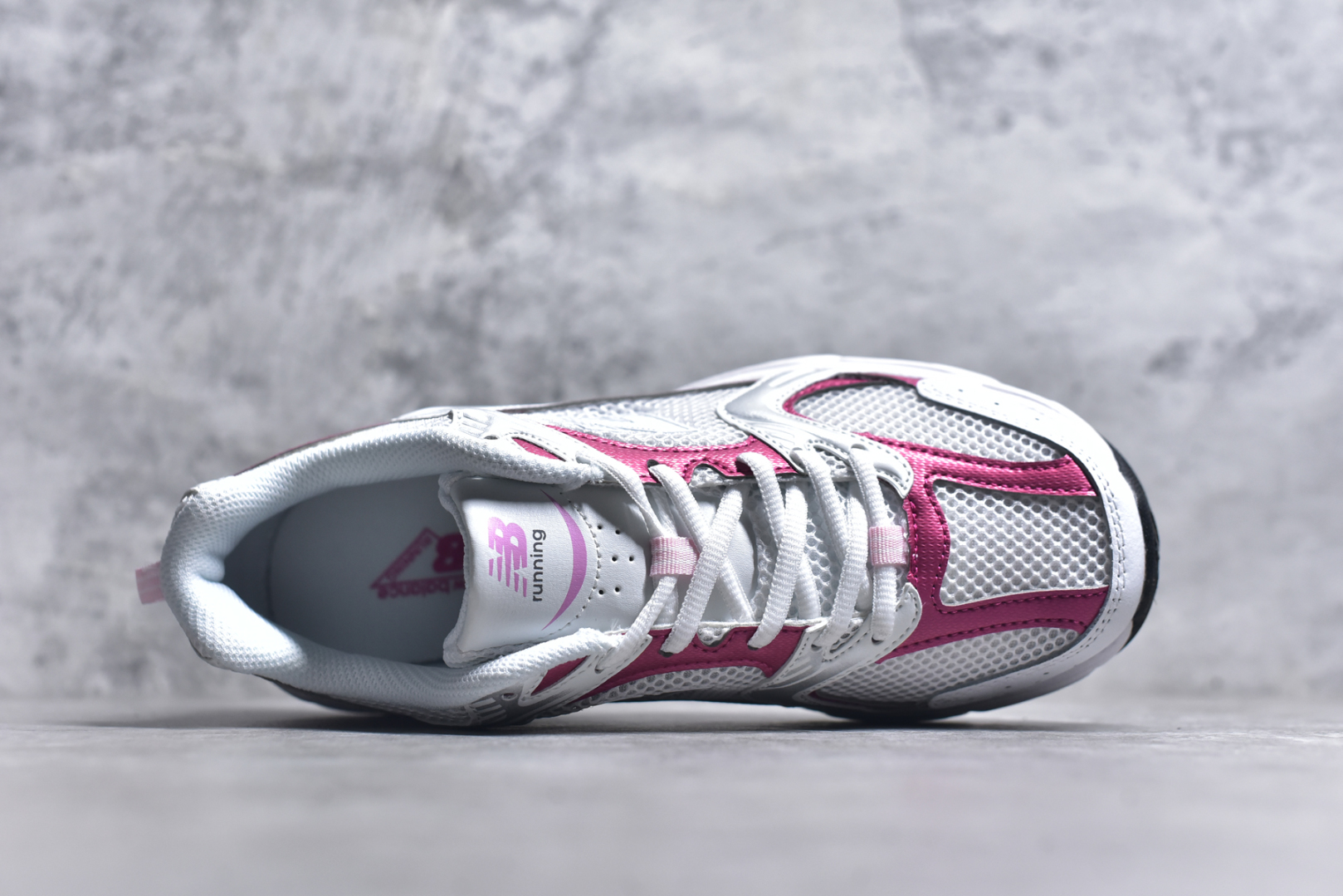 图片[4]-#New Balance NB530 新百伦复古透气跑步鞋 抛弃过往以皮革为主的人气轮廓 以极具复古风范的跑鞋外观呈现 设计上全鞋以简约清爽的纯白色作基底 鞋身覆盖大面积织物网眼材质 并于鞋头、鞋带孔眼片等细节处点缀对比鲜明的反光银镀层凸显 鞋舌、侧身等位置则辅以一贯的「N」字标志和品牌徽标彰显身份 最后通过搭载的 ABZORB 缓震中底完善整体造型 尺码：36 37 37.5 38 38.5 39 40 40.5 41 42 42.5 43 44 45-选品中心