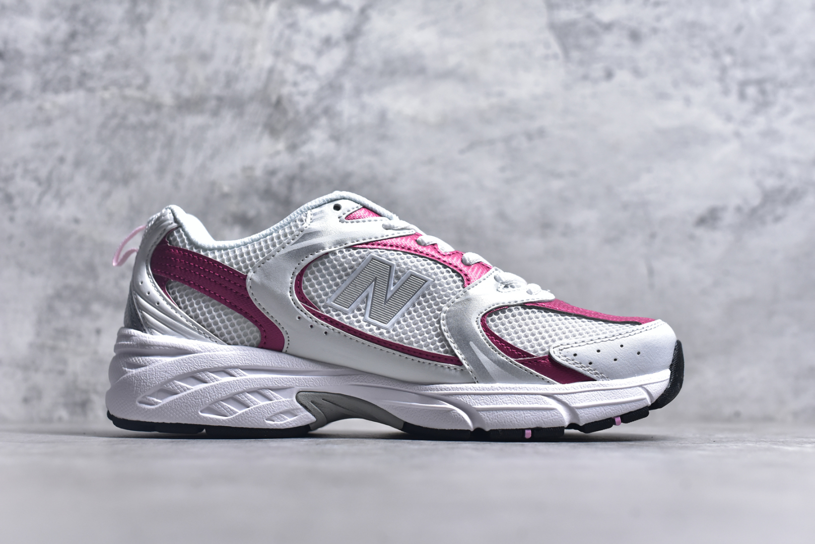 图片[3]-#New Balance NB530 新百伦复古透气跑步鞋 抛弃过往以皮革为主的人气轮廓 以极具复古风范的跑鞋外观呈现 设计上全鞋以简约清爽的纯白色作基底 鞋身覆盖大面积织物网眼材质 并于鞋头、鞋带孔眼片等细节处点缀对比鲜明的反光银镀层凸显 鞋舌、侧身等位置则辅以一贯的「N」字标志和品牌徽标彰显身份 最后通过搭载的 ABZORB 缓震中底完善整体造型 尺码：36 37 37.5 38 38.5 39 40 40.5 41 42 42.5 43 44 45-选品中心