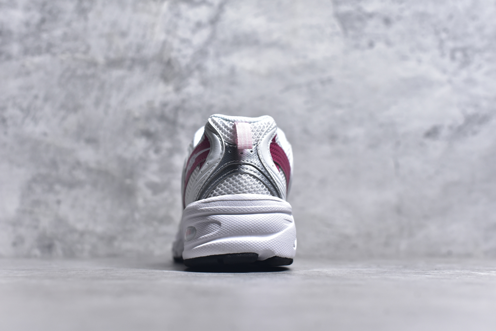 图片[5]-#New Balance NB530 新百伦复古透气跑步鞋 抛弃过往以皮革为主的人气轮廓 以极具复古风范的跑鞋外观呈现 设计上全鞋以简约清爽的纯白色作基底 鞋身覆盖大面积织物网眼材质 并于鞋头、鞋带孔眼片等细节处点缀对比鲜明的反光银镀层凸显 鞋舌、侧身等位置则辅以一贯的「N」字标志和品牌徽标彰显身份 最后通过搭载的 ABZORB 缓震中底完善整体造型 尺码：36 37 37.5 38 38.5 39 40 40.5 41 42 42.5 43 44 45-选品中心