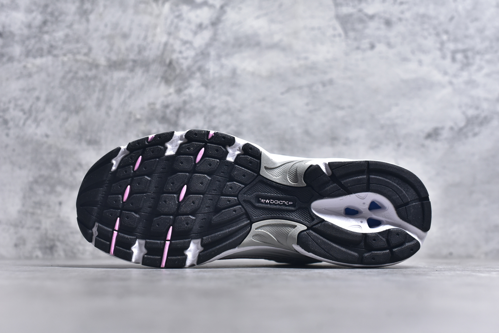 图片[6]-#New Balance NB530 新百伦复古透气跑步鞋 抛弃过往以皮革为主的人气轮廓 以极具复古风范的跑鞋外观呈现 设计上全鞋以简约清爽的纯白色作基底 鞋身覆盖大面积织物网眼材质 并于鞋头、鞋带孔眼片等细节处点缀对比鲜明的反光银镀层凸显 鞋舌、侧身等位置则辅以一贯的「N」字标志和品牌徽标彰显身份 最后通过搭载的 ABZORB 缓震中底完善整体造型 尺码：36 37 37.5 38 38.5 39 40 40.5 41 42 42.5 43 44 45-选品中心